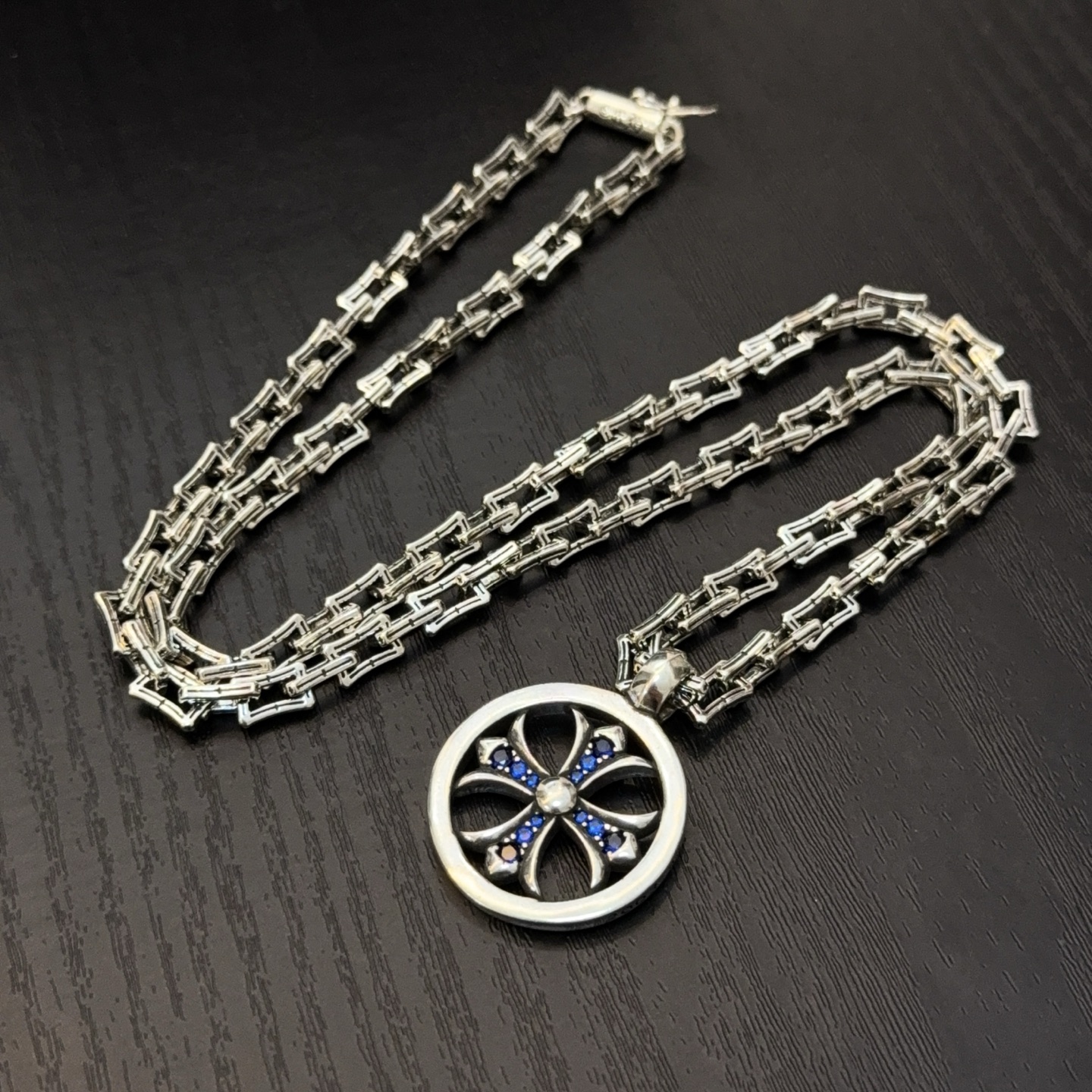  新款【专柜品质】Chrome Hearts克罗心复古十字架项链 圆牌十字架吊坠 凹凸造型不同的花纹设计