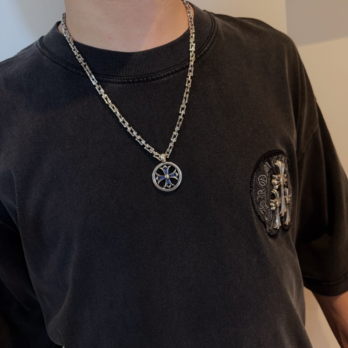  新款【专柜品质】Chrome Hearts克罗心复古十字架项链 圆牌十字架吊坠 凹凸造型不同的花纹设计