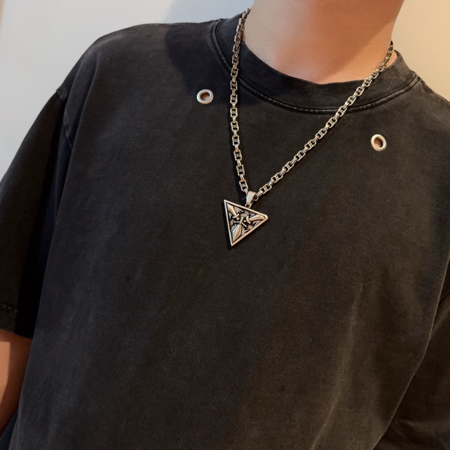新款【专柜品质】Chrome Hearts克罗心复古字母项链 三角牌吊坠 凹凸造型不同的花纹设计风格呈现