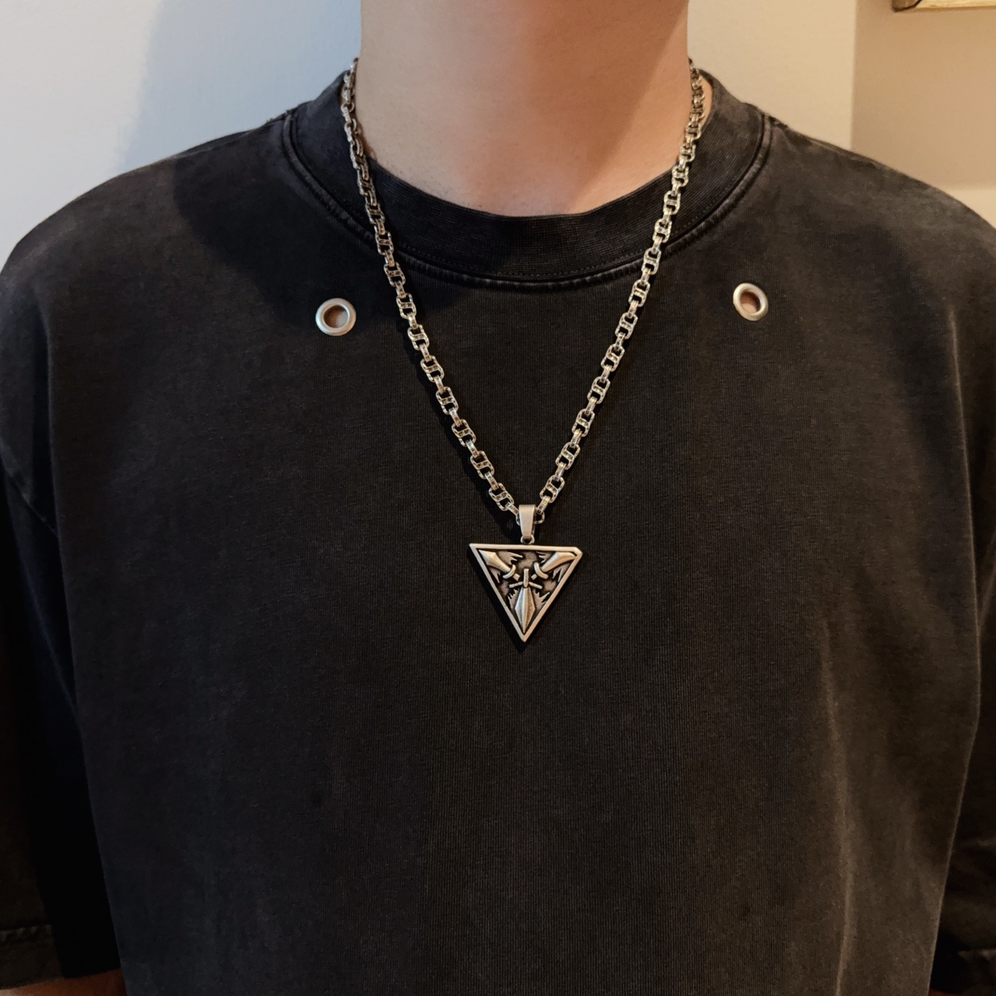 新款【专柜品质】Chrome Hearts克罗心复古字母项链 三角牌吊坠 凹凸造型不同的花纹设计风格呈现