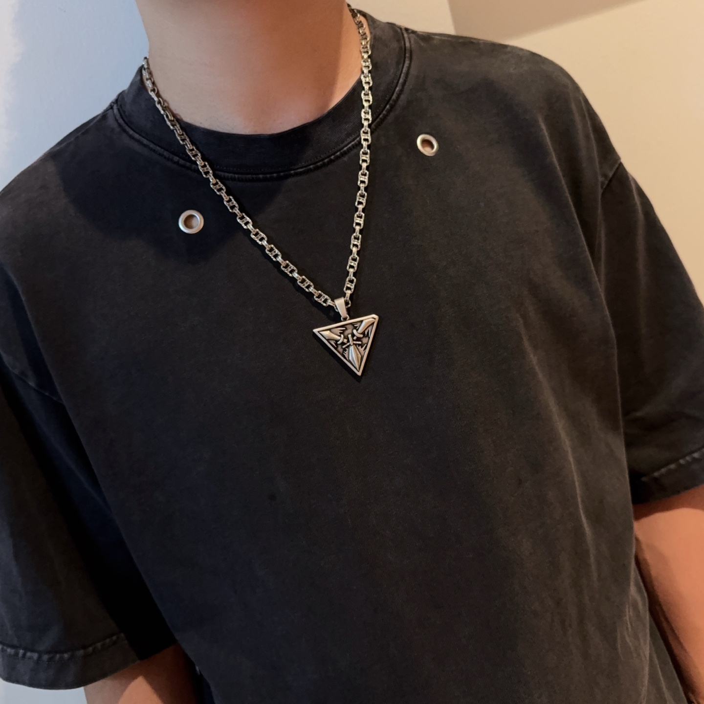 新款【专柜品质】Chrome Hearts克罗心复古字母项链 三角牌吊坠 凹凸造型不同的花纹设计风格呈现