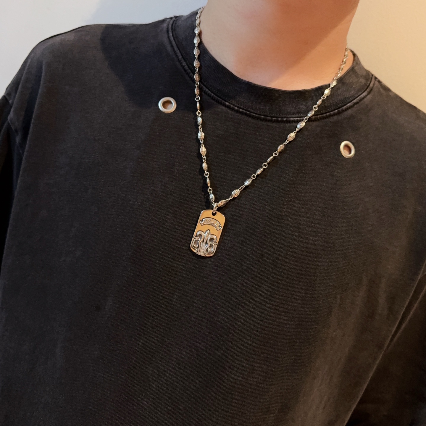 新款【专柜品质】Chrome Hearts克罗心复古十字花球项链 方牌吊坠 凹凸造型不同的花纹设计风格呈