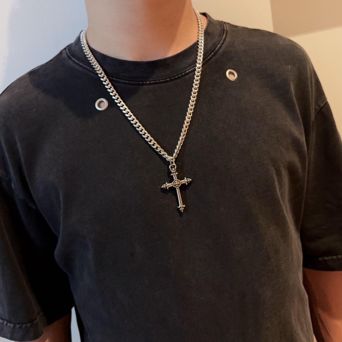 新款【专柜品质】Chrome Hearts克罗心复古古巴项链 十字架吊坠 凹凸造型不同的花纹设计风格呈现