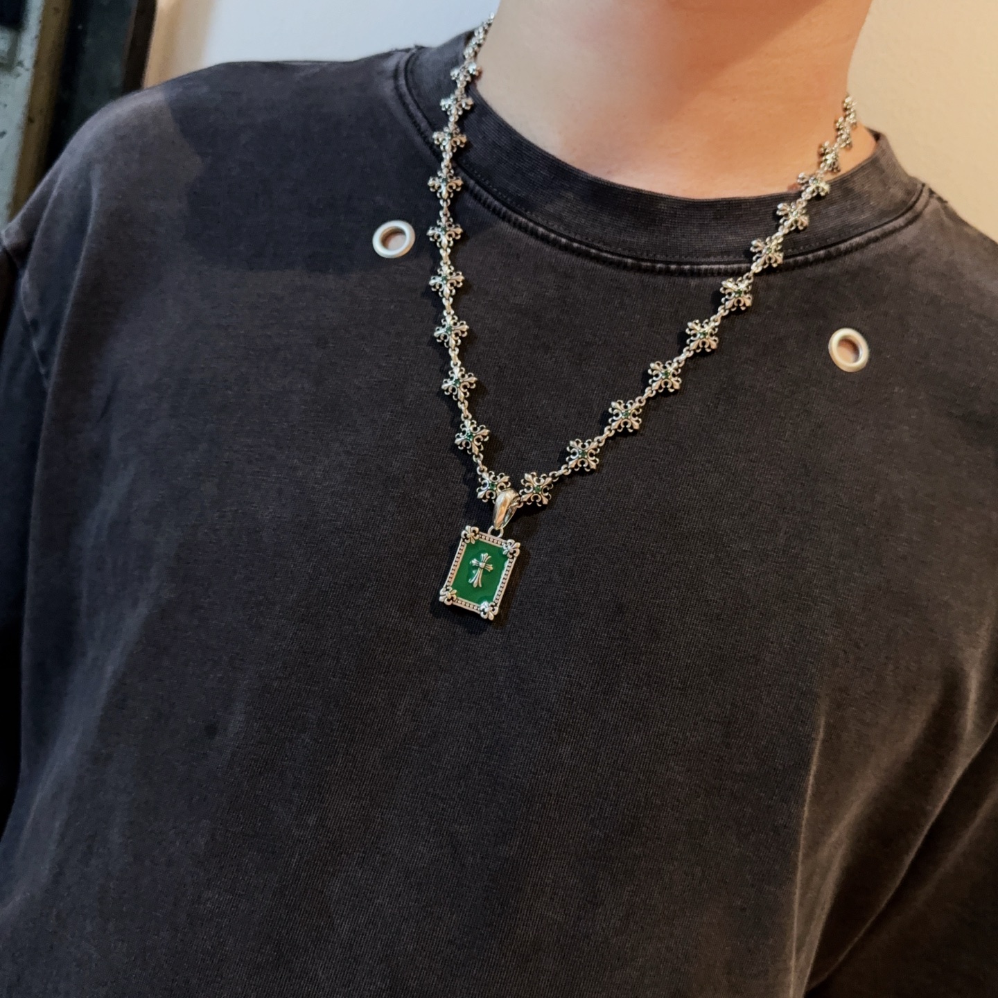 新款【专柜品质】Chrome Hearts克罗心绿钻十字花项链 方牌十字架吊坠 凹凸造型不同的花纹设计风