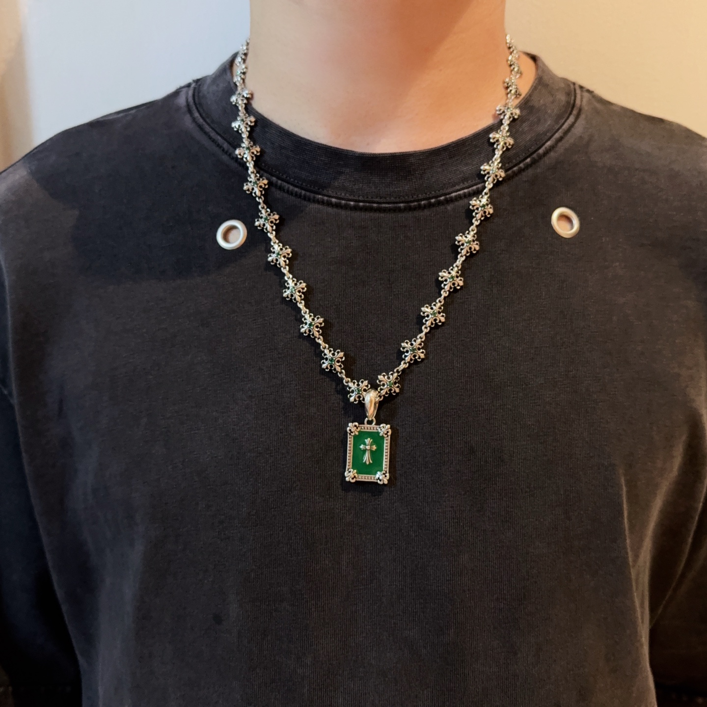 新款【专柜品质】Chrome Hearts克罗心绿钻十字花项链 方牌十字架吊坠 凹凸造型不同的花纹设计风