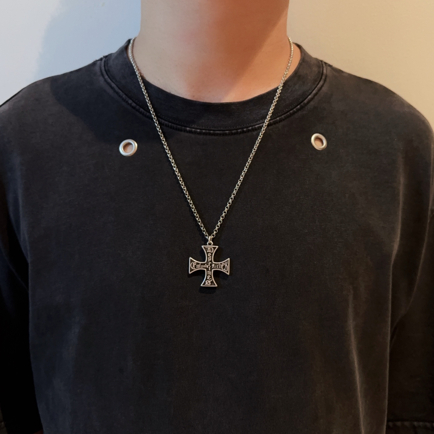 NO:378261,New [Counter Quality] Chrome Hearts retro necklace, cross pendant, different concave and convex shapes, presenting unique design styles. Cross Scout flowers are Croxin's logo, so they last longer. Genuine version Chrome Hearts Croxin necklaces are the ordinary light version of the market. The quality is benchmarked against the quality of the version. The details of the print are retro and old gray oxygen. Seiko version!  , jewelry boutique, chrome hearts, chrome hearts, necklace19860909新款【专柜品质】Chrome Hearts克罗心复古项链 十字架吊坠 凹凸造型不同的花纹设计风格呈现出与众不同 十字架童军花是克罗心的标志 所以更经久不衰 正品打版Chrome Hearts克罗心项链区别市场普通轻版 对版对标品质 看字印细节 复古做旧灰氧程度.精工版本！,饰品精品,chrome hearts,chrome hearts,necklace,Jewelry