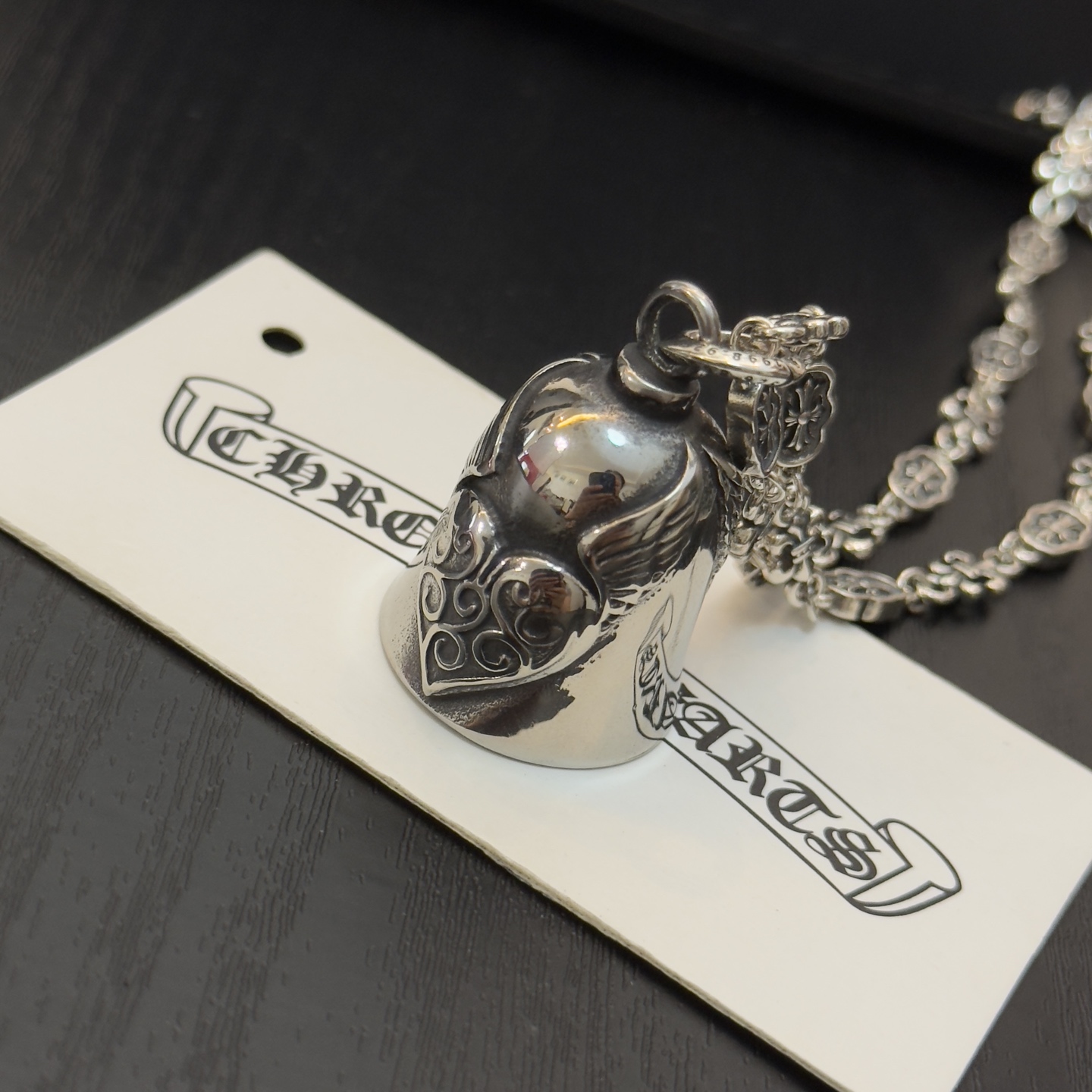新款【专柜品质】Chrome Hearts克罗心十字花项链 爱心铃铛吊坠 凹凸造型不同的花纹设计风格呈现
