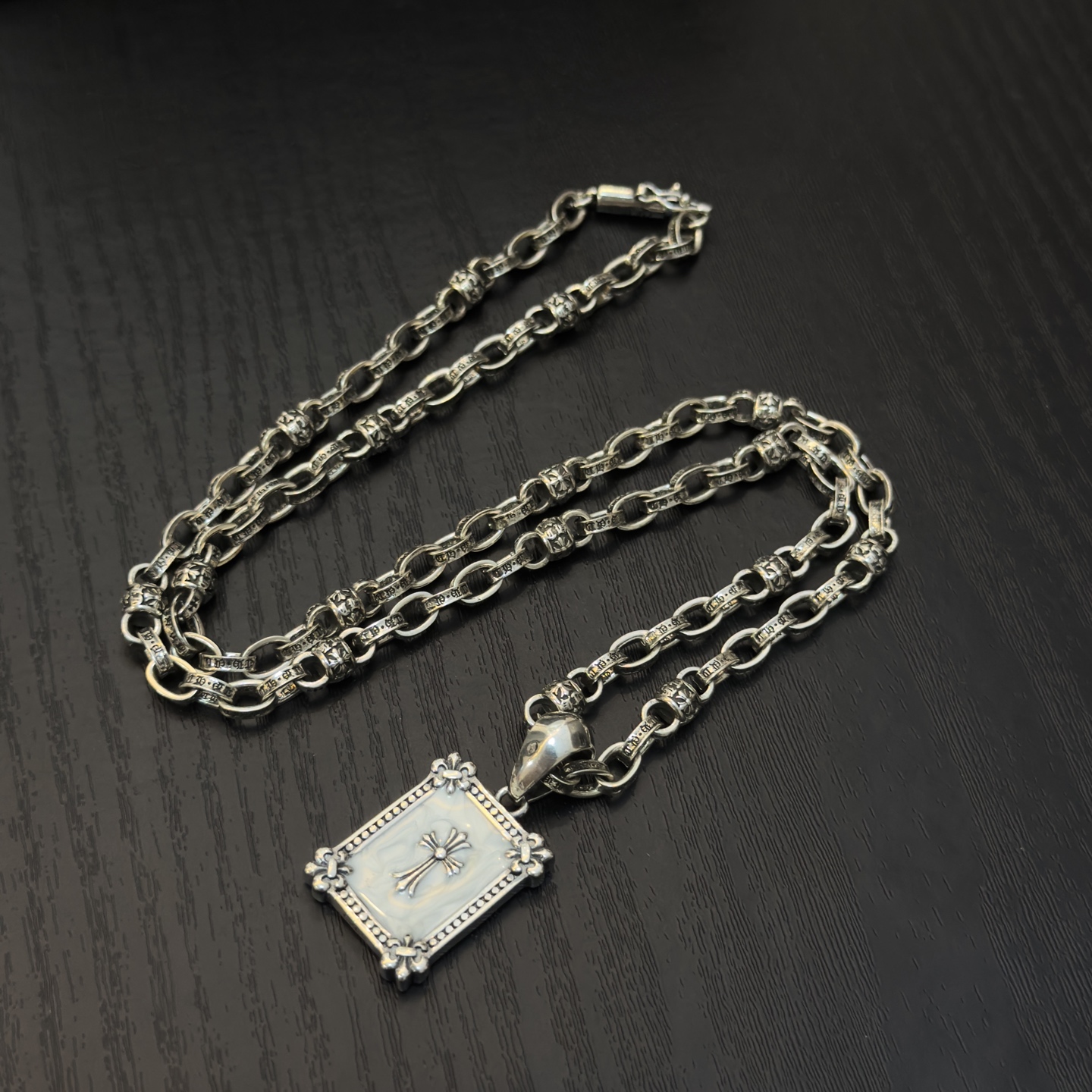 新款【专柜品质】Chrome Hearts克罗心十字花球项链 方牌十字架吊坠 凹凸造型不同的花纹设计风格