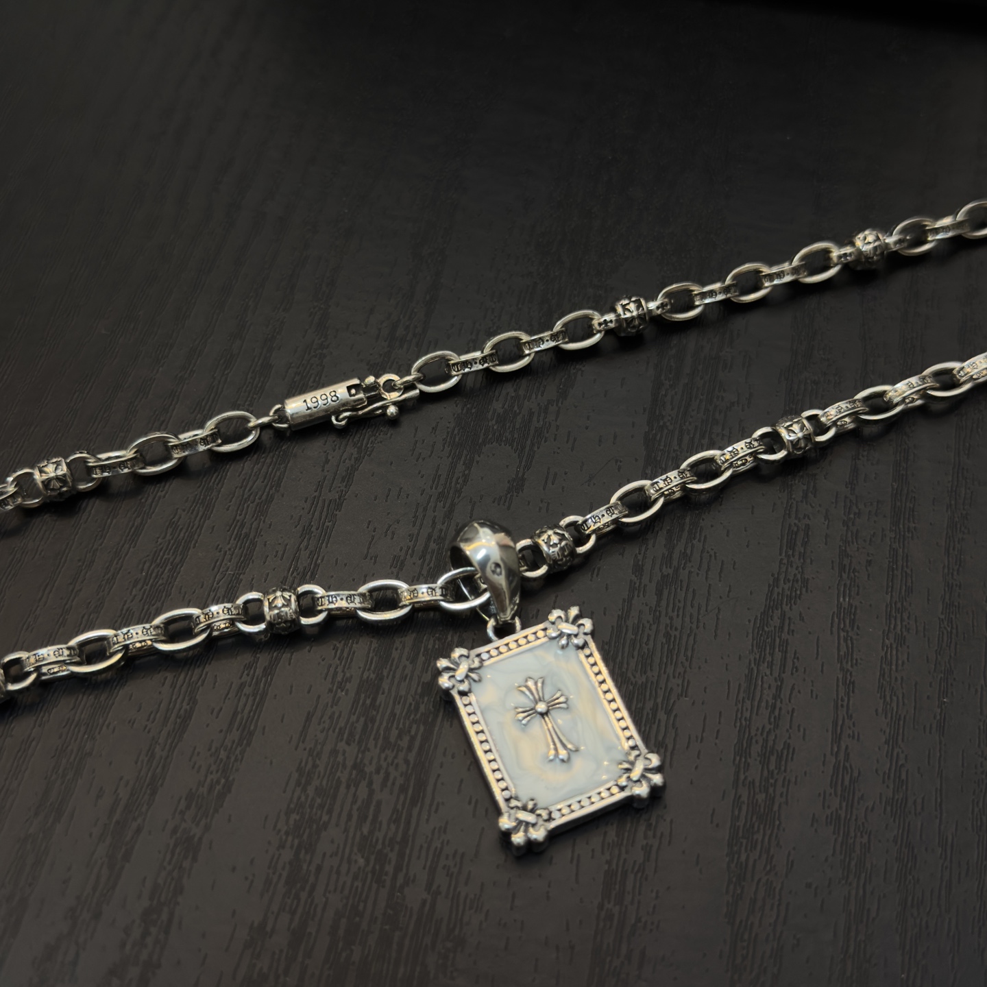 新款【专柜品质】Chrome Hearts克罗心十字花球项链 方牌十字架吊坠 凹凸造型不同的花纹设计风格