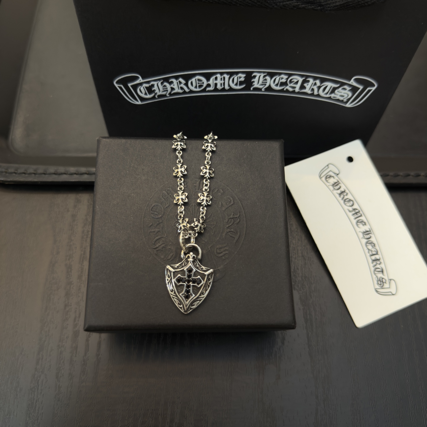 新款【专柜品质】Chrome Hearts克罗心十字花项链 盾牌十字架吊坠 凹凸造型不同的花纹设计风格呈