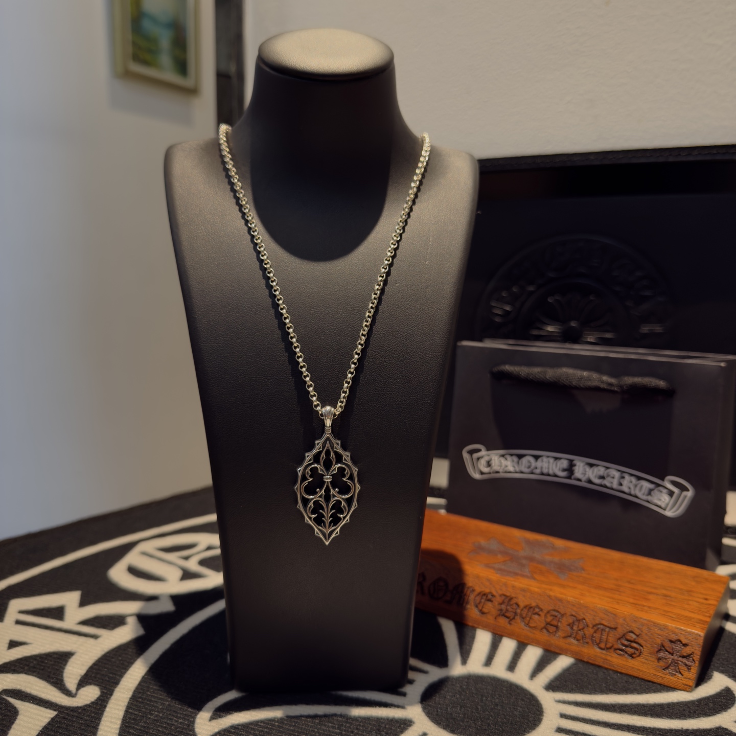 NO:378308,New [Counter Quality] Chrome Hearts Croxin Necklace The pattern design styles with different concave and convex shapes are unique. The Cross Scout Flower is the logo of Croxin, so it lasts for a long time. The authentic version of Chrome Hearts Croxin Necklace is different from the market ordinary light version. The version is benchmarked against the quality. Look at the details of the letter printing. The degree of retro old gray oxygen. Seiko version!  , jewelry boutique, chrome hearts, chrome hearts, necklace19860909新款【专柜品质】Chrome Hearts克罗心项链 凹凸造型不同的花纹设计风格呈现出与众不同 十字架童军花是克罗心的标志 所以更经久不衰 正品打版Chrome Hearts克罗心项链区别市场普通轻版 对版对标品质 看字印细节 复古做旧灰氧程度.精工版本！,饰品精品,chrome hearts,chrome hearts,necklace,Jewelry