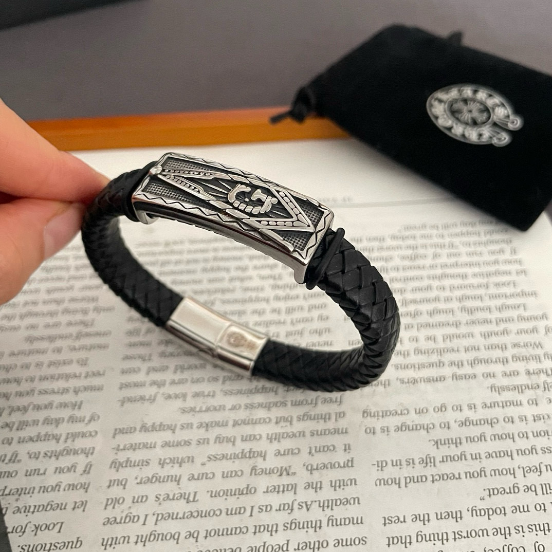 NO:378334,New [Counter Quality] Chrome Hearts Croxin Classic leather rope bracelet with different concave and convex shapes, presenting unique styles. Cross Scout flowers are Croxin's logo, so they last longer. Genuine version of Chrome Hearts Croxin, differentiating the market's ordinary light version, matching the quality, looking at the details of the letter printing, retro, old gray oxygen level. Seiko version!  !  !  Pure handmade ~ Authentic model opening must-have fashion and fashion, both men and women can wear it, same style for couples, original official website, rock punk style silver style, retro elements, trendy and versatile!  , jewelry boutique, chrome hearts, chrome hearts, bracelet19860909新款【专柜品质】Chrome Hearts克罗心 经典皮绳手镯 凹凸造型不同的花纹设计风格 呈现出与众不同 十字架 童军花是克罗心的标志 所以更经久不衰 正品打版Chrome Hearts克罗心 区别市场普通轻版 对版对标品质 看字印细节 复古做旧灰氧程度.精工版本！！！ 纯手工打造 ～正品开模潮流时尚必备 男女均可佩戴 情侣同款 官网原版 摇滚朋克泰银风格 复古元素 潮流百搭！,饰品精品,chrome hearts,chrome hearts,bracelet,Jewelry