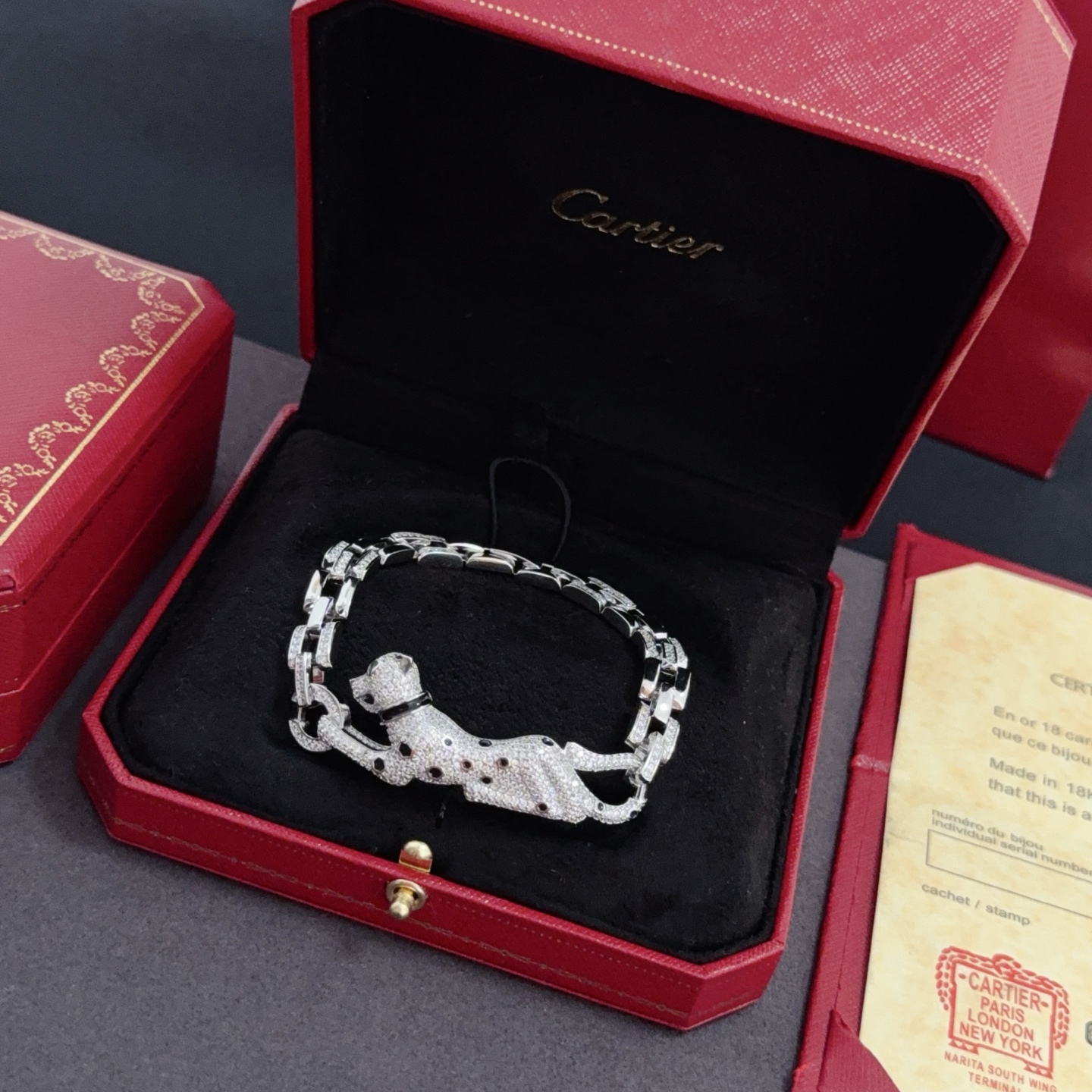 NO:381064,Cartier diamond-set cheetah bracelet high-end customized version diamond-set craft V-gold material classic and fashionable style reconstructs love aesthetics with sharp lines!  Breaking the convention, diamond-inlaid design creates a high-end ceiling - no need to build glitz, love should be pure as before. Cartier is loved by many celebrities and internet celebrities. The Leopard series bracelet is definitely an eternal classic, and there is no limit on men and women, and no limit on age!  Wear it you are the focus!  , jewelry boutique, cartier, bracelet, bracelet19860909卡地亚镶钻猎豹手链 高端定制版本 镶嵌钻工艺 V金材质 经典而时尚风格 用凌厉线条重构爱情美学！打破常规,镶嵌钻设计反而成就高级感天花板——无需浮华堆砌,爱本应纯粹如初 卡地亚受众多明星网红的爱戴 豹子系列手镯 绝对是永恒经典 而且男女不限 年龄不限 ！戴上它你就是焦点！,饰品精品,cartier,bracelet,bracelet,Jewelry