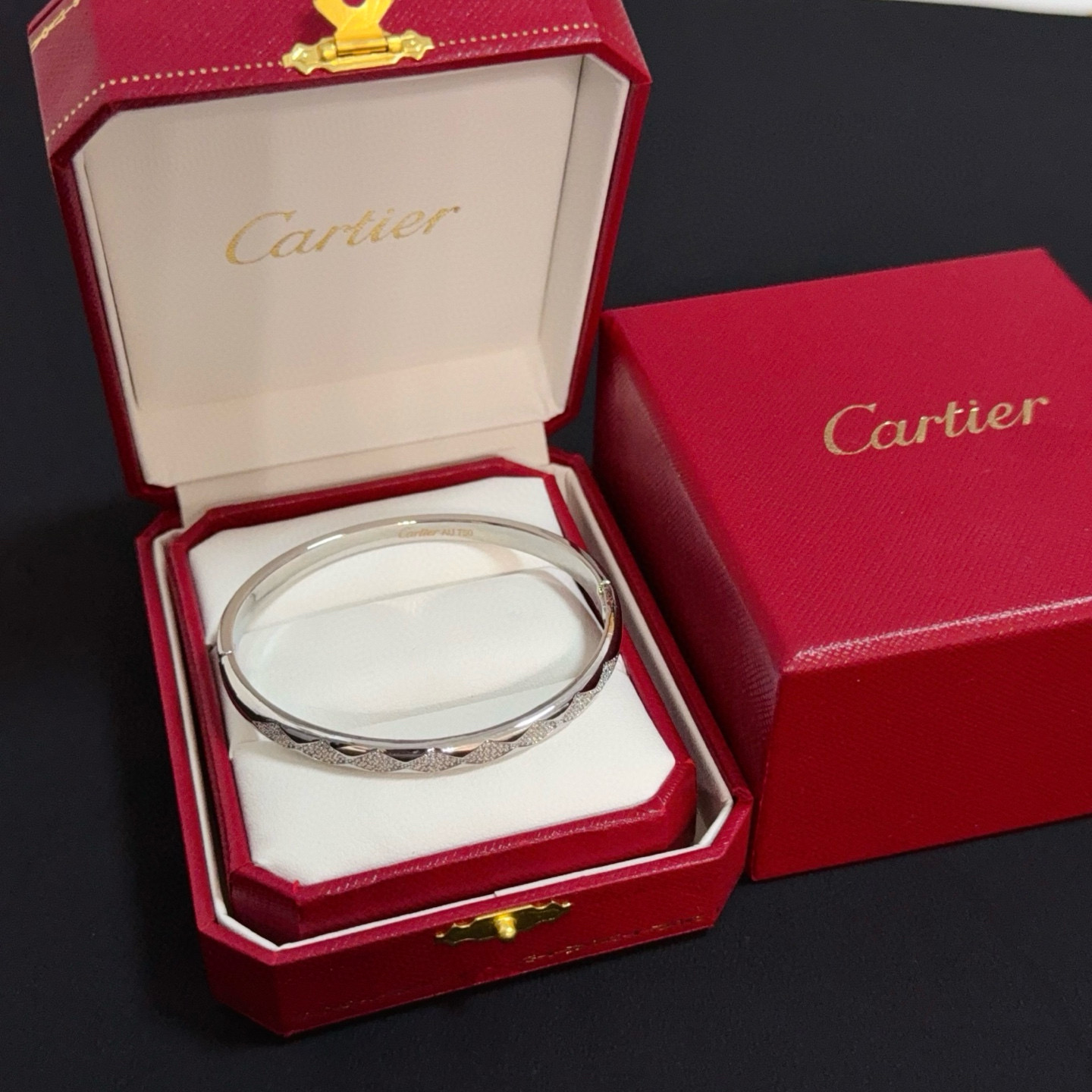 NO:381080,Cartier diamond-set bracelet, high-end customized version, diamond-set craftsmanship, V-gold material, classic and fashionable style, reconstructing love aesthetics with sharp lines!  Breaking the convention, diamond-inlaid design creates a high-end ceiling - no need to build glitz, love should be pure as before. Cartier is loved by many celebrities and internet celebrities. The Leopard series bracelet is definitely an eternal classic, and there is no limit on men and women, and no limit on age!  Wear it you are the focus!  , jewelry boutique, cartier, bracelet19860909卡地亚镶钻手镯 高端定制版本 镶嵌钻工艺 V金材质 经典而时尚风格 用凌厉线条重构爱情美学！打破常规,镶嵌钻设计反而成就高级感天花板——无需浮华堆砌,爱本应纯粹如初 卡地亚受众多明星网红的爱戴 豹子系列手镯 绝对是永恒经典 而且男女不限 年龄不限 ！戴上它你就是焦点！,饰品精品,cartier,bracelet,Jewelry