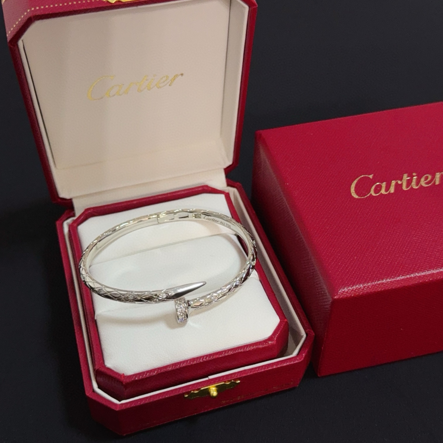 NO:381082,Cartier diamond-set nail bracelet, high-end customized version, diamond-set craftsmanship, V-gold material, classic and fashionable style, reconstructing love aesthetics with sharp lines!  Breaking the convention, diamond-inlaid design creates a high-end ceiling - no need to build glitz, love should be pure as before. Cartier is loved by many celebrities and internet celebrities. The Leopard series bracelet is definitely an eternal classic, and there is no limit on men and women, and no limit on age!  Wear it you are the focus!  , jewelry boutique, cartier, bracelet19860909卡地亚镶钻钉子手镯 高端定制版本 镶嵌钻工艺 V金材质 经典而时尚风格 用凌厉线条重构爱情美学！打破常规,镶嵌钻设计反而成就高级感天花板——无需浮华堆砌,爱本应纯粹如初 卡地亚受众多明星网红的爱戴 豹子系列手镯 绝对是永恒经典 而且男女不限 年龄不限 ！戴上它你就是焦点！,饰品精品,cartier,bracelet,Jewelry