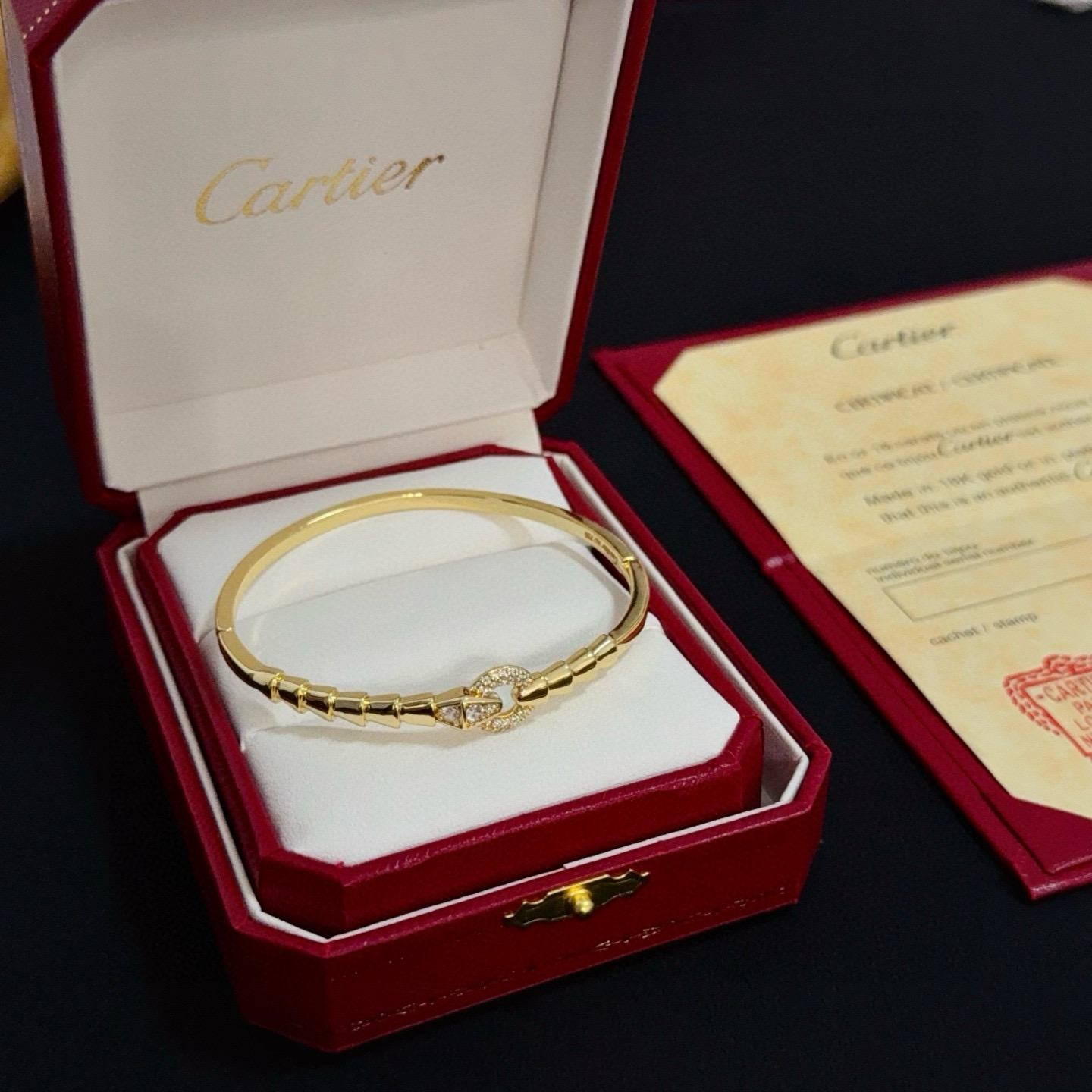 NO:381067,Cartier diamond-set bracelet, high-end customized version, diamond-set craftsmanship, V-gold material, classic and fashionable style, reconstructing love aesthetics with sharp lines!  Breaking the convention, diamond-inlaid design creates a high-end ceiling - no need to build glitz, love should be pure as before. Cartier is loved by many celebrities and internet celebrities. The Leopard series bracelet is definitely an eternal classic, and there is no limit on men and women, and no limit on age!  Wear it you are the focus!  , jewelry boutique, cartier, bracelet19860909卡地亚镶钻手镯 高端定制版本 镶嵌钻工艺 V金材质 经典而时尚风格 用凌厉线条重构爱情美学！打破常规,镶嵌钻设计反而成就高级感天花板——无需浮华堆砌,爱本应纯粹如初 卡地亚受众多明星网红的爱戴 豹子系列手镯 绝对是永恒经典 而且男女不限 年龄不限 ！戴上它你就是焦点！,饰品精品,cartier,bracelet,Jewelry