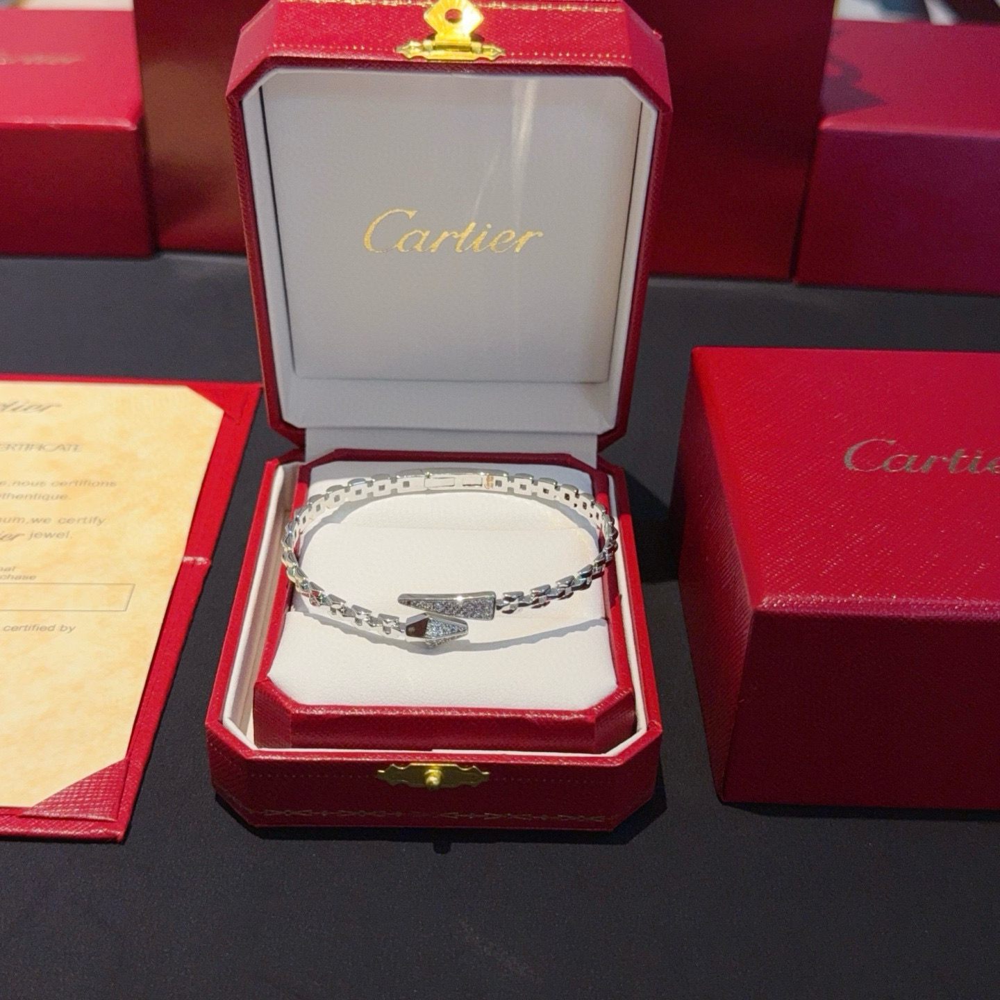 NO:381069,Cartier diamond-set bracelet, high-end customized version, diamond-set craftsmanship, V-gold material, classic and fashionable style, reconstructing love aesthetics with sharp lines!  Breaking the convention, diamond-inlaid design creates a high-end ceiling - no need to build glitz, love should be pure as before. Cartier is loved by many celebrities and internet celebrities. The Leopard series bracelet is definitely an eternal classic, and there is no limit on men and women, and no limit on age!  Wear it you are the focus!  , jewelry boutique, cartier, bracelet19860909卡地亚镶钻手镯 高端定制版本 镶嵌钻工艺 V金材质 经典而时尚风格 用凌厉线条重构爱情美学！打破常规,镶嵌钻设计反而成就高级感天花板——无需浮华堆砌,爱本应纯粹如初 卡地亚受众多明星网红的爱戴 豹子系列手镯 绝对是永恒经典 而且男女不限 年龄不限 ！戴上它你就是焦点！,饰品精品,cartier,bracelet,Jewelry