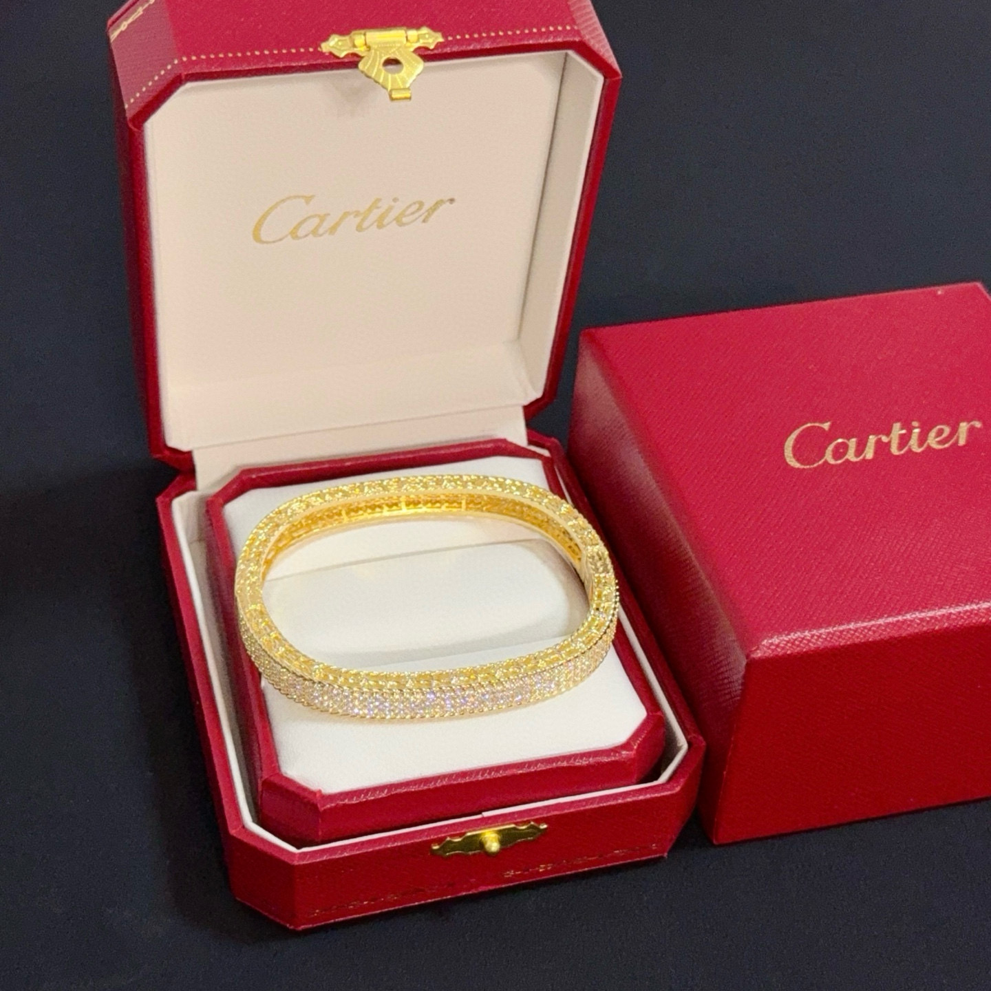 NO:381071,Cartier diamond-set bracelet, high-end customized version, diamond-set craftsmanship, V-gold material, classic and fashionable style, reconstructing love aesthetics with sharp lines!  Breaking the convention, diamond-inlaid design creates a high-end ceiling - no need to build glitz, love should be pure as before. Cartier is loved by many celebrities and internet celebrities. The Leopard series bracelet is definitely an eternal classic, and there is no limit on men and women, and no limit on age!  Wear it you are the focus!  , jewelry boutique, cartier, bracelet19860909卡地亚镶钻手镯 高端定制版本 镶嵌钻工艺 V金材质 经典而时尚风格 用凌厉线条重构爱情美学！打破常规,镶嵌钻设计反而成就高级感天花板——无需浮华堆砌,爱本应纯粹如初 卡地亚受众多明星网红的爱戴 豹子系列手镯 绝对是永恒经典 而且男女不限 年龄不限 ！戴上它你就是焦点！,饰品精品,cartier,bracelet,Jewelry