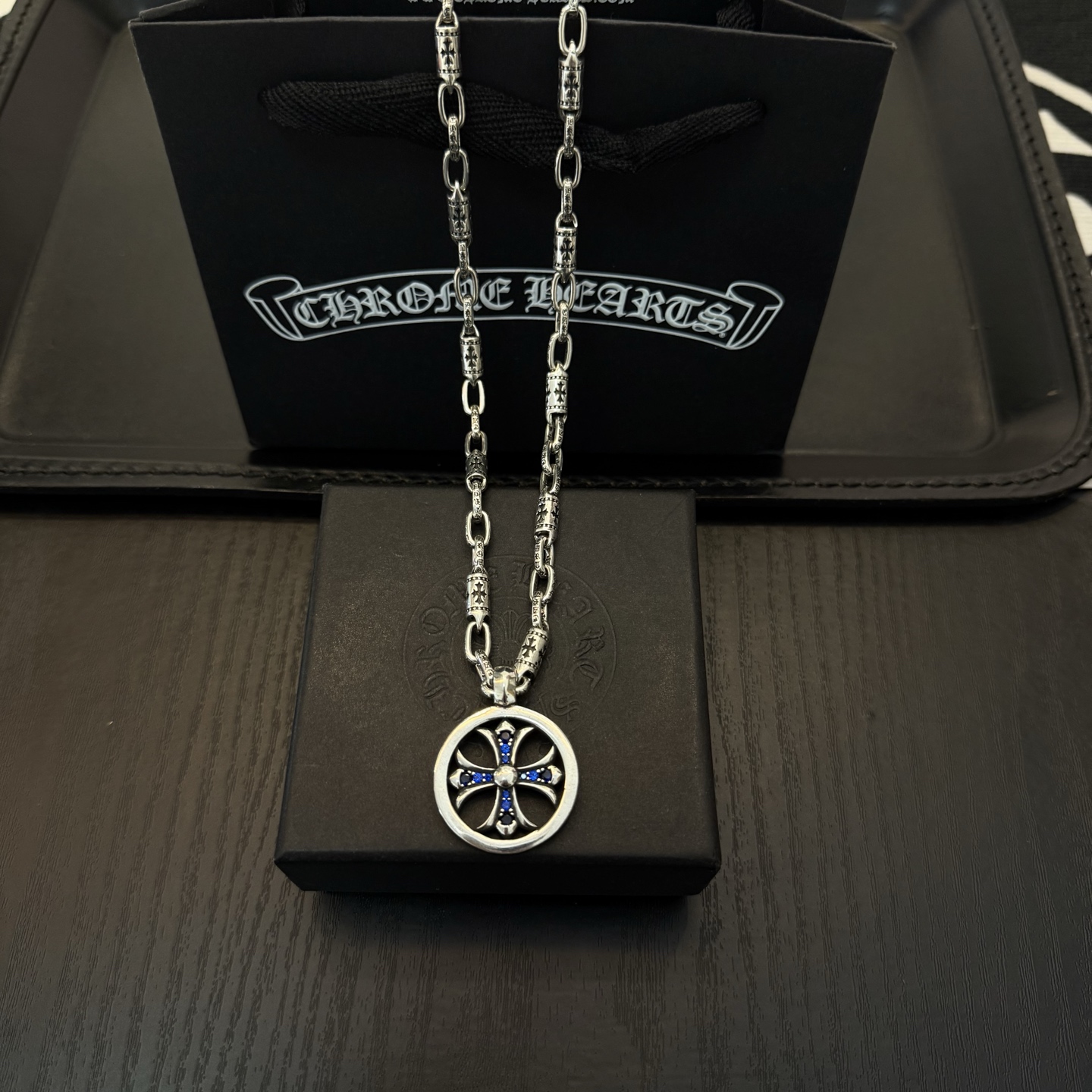 NO:380858,New [Counter Quality] Chrome Hearts Croxin Classic Retro Cross Necklace Round Cross Pendant Different Concave and Convex Scout Flowers present unique to others Cross Scout Flowers are Croxin's ambitions, so they last longer. Genuine version of Chrome Hearts Croxin Difference to the market ordinary light version, match the quality of the version, look at the details of the letter printing, retro old gray oxygen level. Seiko version!  !  !  Pure handmade ~ Authentic model opening must-have fashion and fashion, both men and women can wear it, same style for couples, original official website, rock punk style silver style, retro elements, trendy and versatile!  , jewelry boutique, chrome hearts, chrome hearts, necklace19860909新款【专柜品质】Chrome Hearts克罗心经典复古十字架项链 圆型十字架吊坠 凹凸造型不同的花纹设计风格 呈现出与众不同 十字架 童军花是克罗心的志 所以更经久不衰 正品打版Chrome Hearts克罗心 区别市场普通轻版 对版对标品质 看字印细节 复古做旧灰氧程度.精工版本！！！ 纯手工打造 ～正品开模潮流时尚必备 男女均可佩戴 情侣同款 官网原版 摇滚朋克泰银风格 复古元素 潮流百搭！,饰品精品,chrome hearts,chrome hearts,necklace,Jewelry