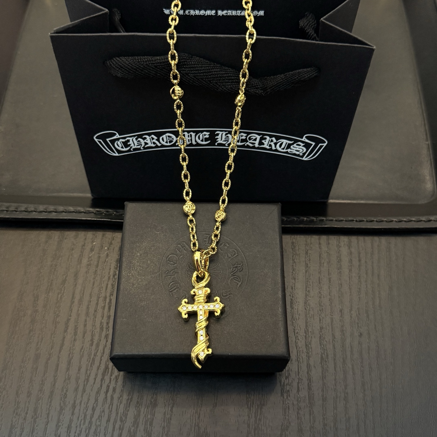 NO:380835,New [Counter Quality] Chrome Hearts Golden Cross Flower Ball Necklace Cross Pendant Cross Pendant Different Concave and Convex Scout Flowers are Croxin's ambitions, so they last longer. Genuine version Chrome Hearts Croxin Difference to the market ordinary light version, match the quality, look at the details of the letter printing, retro old gray oxygen level. Seiko version!  !  !  Pure handmade ~ Authentic model opening must-have fashion and fashion, both men and women can wear it, same style for couples, original official website, rock punk style silver style, retro elements, trendy and versatile!  , jewelry boutique, chrome hearts, chrome hearts, necklace, gold19860909新款【专柜品质】Chrome Hearts克罗心黄金色十字花球项链 十字架吊坠 凹凸造型不同的花纹设计风格 呈现出与众不同 十字架 童军花是克罗心的志 所以更经久不衰 正品打版Chrome Hearts克罗心 区别市场普通轻版 对版对标品质 看字印细节 复古做旧灰氧程度.精工版本！！！ 纯手工打造 ～正品开模潮流时尚必备 男女均可佩戴 情侣同款 官网原版 摇滚朋克泰银风格 复古元素 潮流百搭！,饰品精品,chrome hearts,chrome hearts,necklace,gold,Jewelry