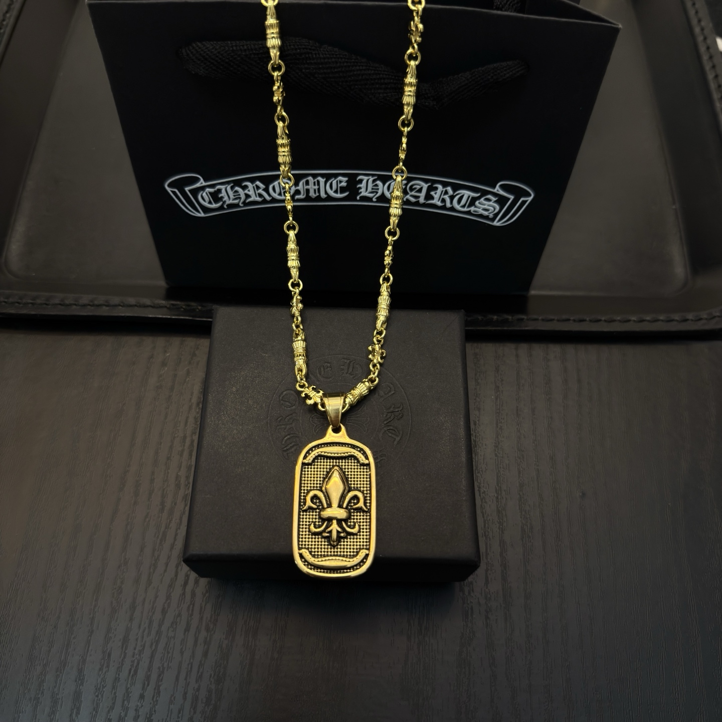 NO:380844,New [Counter Quality] Chrome Hearts Croxin Golden Retro Cross Necklace Scout Flower Square Pendant, Different Concave and Convex Scout Flower Design Styles, Different Cross Scout Flowers are Croxin's ambition, so they last longer. Genuine version of Chrome Hearts Croxin, differentiated from the market, benchmarked on the quality of the version, looked at the details of the letter printing, the degree of retro old gray oxygen. Seiko version!  !  !  Pure handmade ~ Authentic model opening must-have fashion and fashion, both men and women can wear it, same style for couples, original official website, rock punk style silver style, retro elements, trendy and versatile!  , jewelry boutique, chrome hearts, chrome hearts, necklace, gold19860909新款【专柜品质】Chrome Hearts克罗心黄金色复古十字架项链 童军花方牌吊坠 凹凸造型不同的花纹设计风格 呈现出与众不同 十字架 童军花是克罗心的志 所以更经久不衰 正品打版Chrome Hearts克罗心 区别市场普通轻版 对版对标品质 看字印细节 复古做旧灰氧程度.精工版本！！！ 纯手工打造 ～正品开模潮流时尚必备 男女均可佩戴 情侣同款 官网原版 摇滚朋克泰银风格 复古元素 潮流百搭！,饰品精品,chrome hearts,chrome hearts,necklace,gold,Jewelry