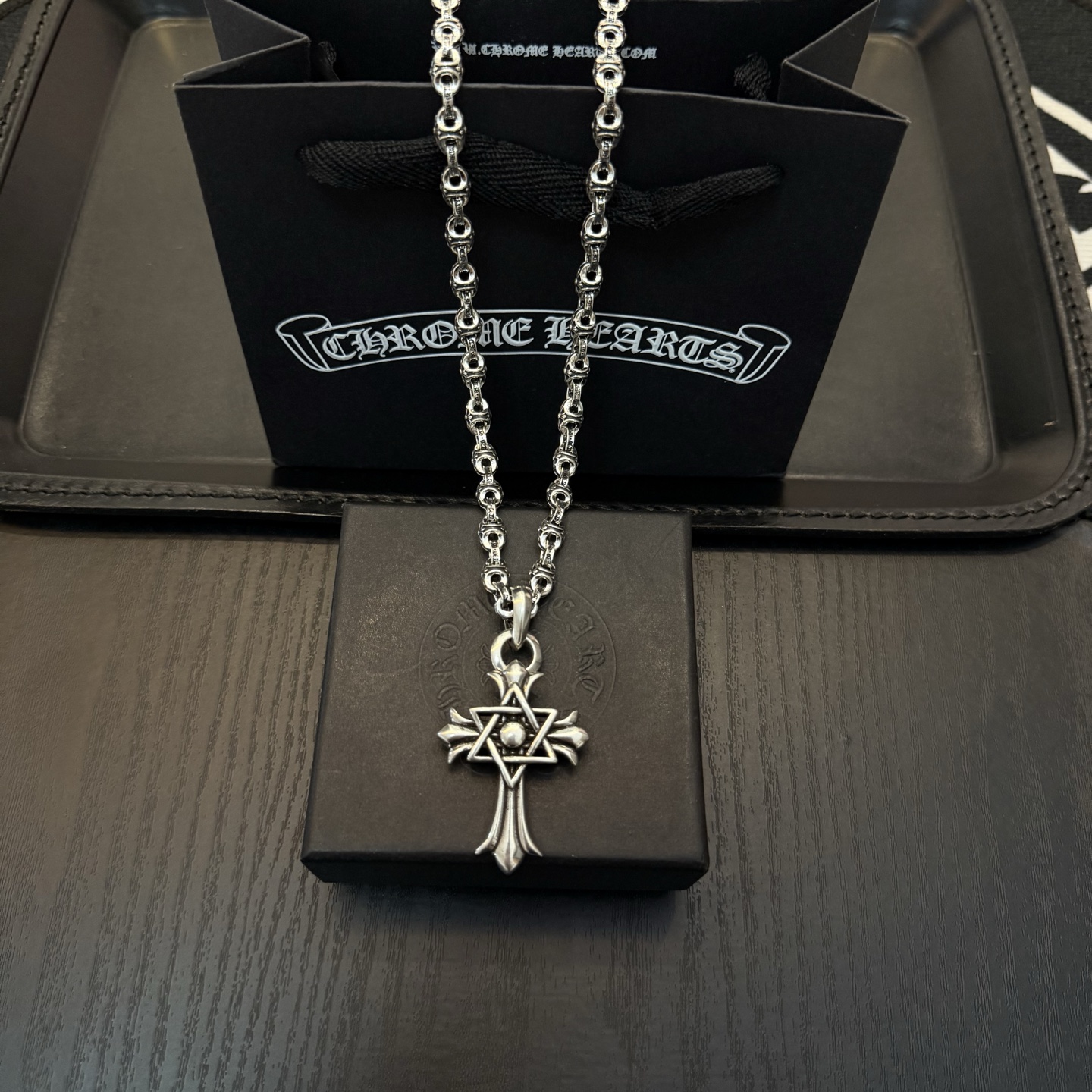 NO:380847,New [Counter Quality] Chrome Hearts Retro Cross Necklace Cross Pendant Cross Pendant Different Concave and Convex Scout Flowers are Croxin's ambitions, so they last longer. Genuine version of Chrome Hearts Croxin, differentiated from the market, benchmarked on the quality of the version, looking at the details of the letter printing, retro old gray oxygen level. Seiko version!  !  !  Pure handmade ~ Authentic model opening must-have fashion and fashion, both men and women can wear it, same style for couples, original official website, rock punk style silver style, retro elements, trendy and versatile!  , jewelry boutique, chrome hearts, chrome hearts, necklace19860909新款【专柜品质】Chrome Hearts克罗心复古十字架项链 十字架吊坠 凹凸造型不同的花纹设计风格 呈现出与众不同 十字架 童军花是克罗心的志 所以更经久不衰 正品打版Chrome Hearts克罗心 区别市场普通轻版 对版对标品质 看字印细节 复古做旧灰氧程度.精工版本！！！ 纯手工打造 ～正品开模潮流时尚必备 男女均可佩戴 情侣同款 官网原版 摇滚朋克泰银风格 复古元素 潮流百搭！,饰品精品,chrome hearts,chrome hearts,necklace,Jewelry