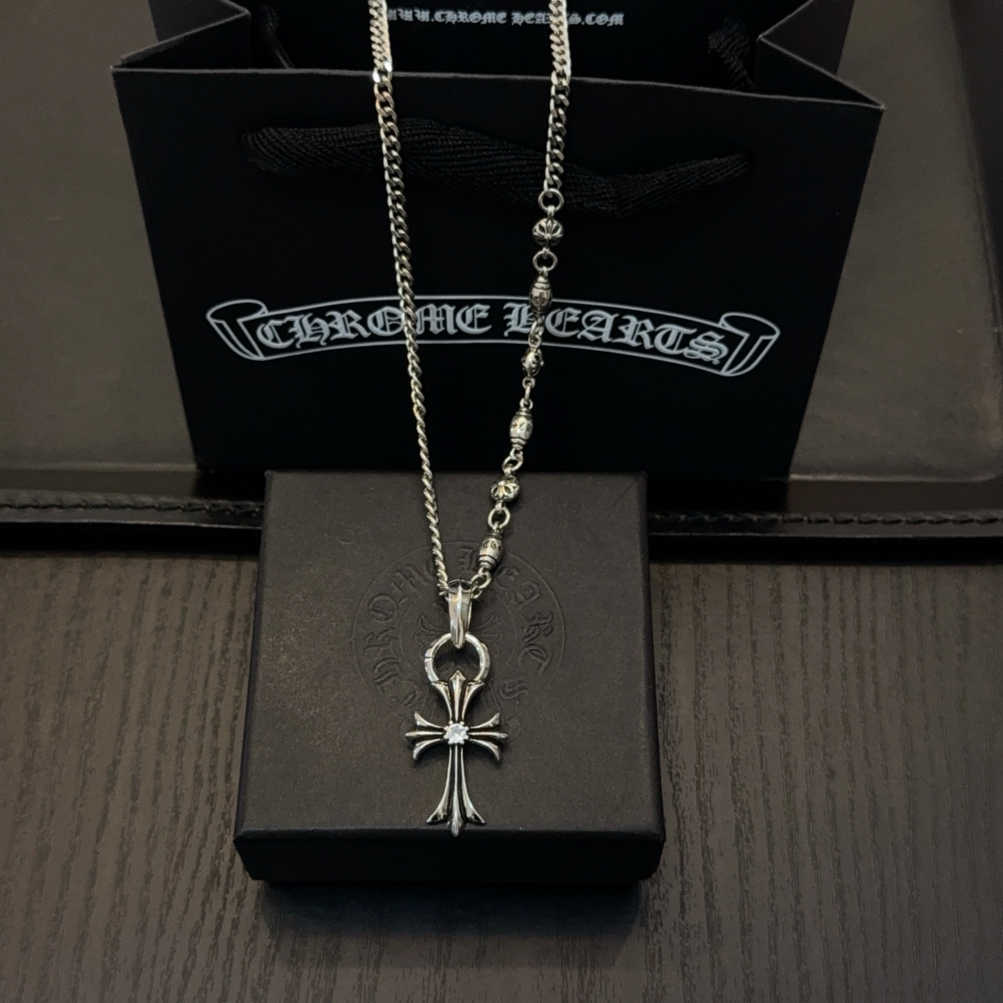 NO:380850,New [Counter Quality] Chrome Hearts Croxin classic retro cross ball necklace Cross pendant Different pattern design styles present unique Cross Scout flowers are Croxin's ambitions, so they last longer. Genuine version Chrome Hearts Croxin is different from the market ordinary light version, match the quality of the version, look at the details of the letter printing, retro old gray oxygen level. Seiko version!  !  !  Pure handmade ~ Authentic model opening must-have fashion and fashion, both men and women can wear it, same style for couples, original official website, rock punk style silver style, retro elements, trendy and versatile!  , jewelry boutique, chrome hearts, chrome hearts, necklace19860909新款【专柜品质】Chrome Hearts克罗心经典复古十字花球项链 十字架吊坠 凹凸造型不同的花纹设计风格 呈现出与众不同 十字架 童军花是克罗心的志 所以更经久不衰 正品打版Chrome Hearts克罗心 区别市场普通轻版 对版对标品质 看字印细节 复古做旧灰氧程度.精工版本！！！ 纯手工打造 ～正品开模潮流时尚必备 男女均可佩戴 情侣同款 官网原版 摇滚朋克泰银风格 复古元素 潮流百搭！,饰品精品,chrome hearts,chrome hearts,necklace,Jewelry