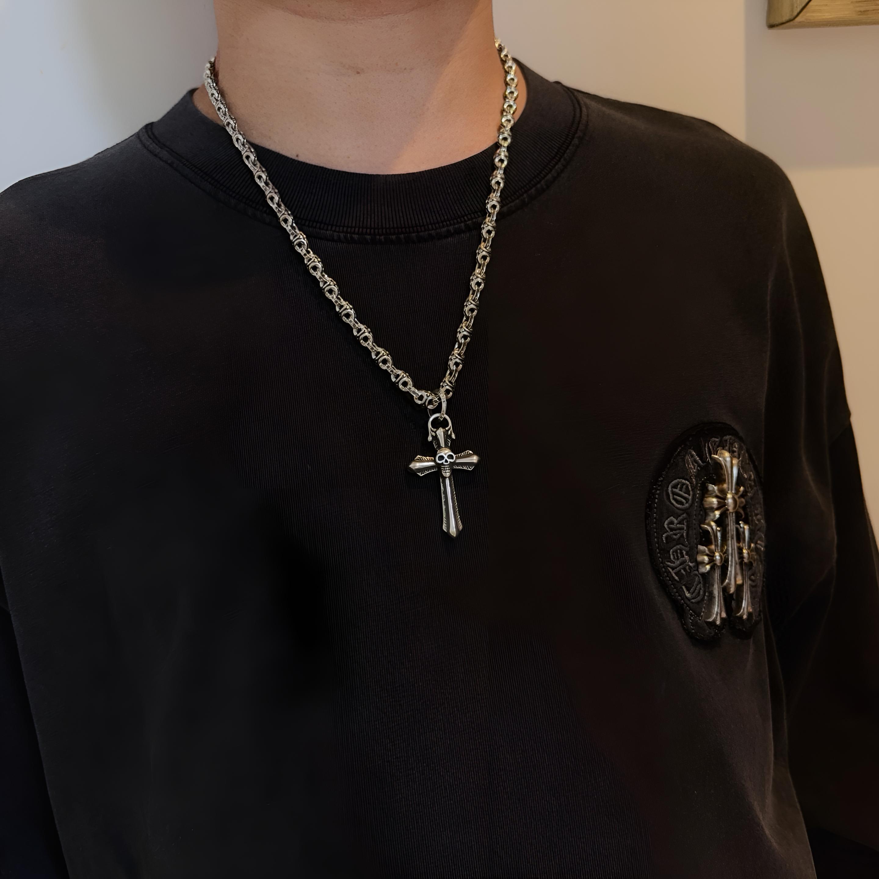 NO:381242,New [Counter Quality] Chrome Hearts Croxin classic retro cross necklace, skull cross pendant, different pattern design styles with concave and convex shapes present uniqueness. Cross Scout flowers are Croxin's ambitions, so they last longer. Genuine version of Chrome Hearts Croxin, differentiated from the market, benchmarked on the quality of the version, looking at the details of the letter printing, retro old gray oxygen level. Seiko version!  !  !  Pure handmade ~ Authentic model opening must-have fashion and fashion, both men and women can wear it, same style for couples, original official website, rock punk style silver style, retro elements, trendy and versatile!  , jewelry boutique, chrome hearts, chrome hearts, necklace19860909新款【专柜品质】Chrome Hearts克罗心经典复古十字架项链,骷髅头十字架吊坠 凹凸造型不同的花纹设计风格 呈现出与众不同 十字架 童军花是克罗心的志 所以更经久不衰 正品打版Chrome Hearts克罗心 区别市场普通轻版 对版对标品质 看字印细节 复古做旧灰氧程度.精工版本！！！ 纯手工打造 ～正品开模潮流时尚必备 男女均可佩戴 情侣同款 官网原版 摇滚朋克泰银风格 复古元素 潮流百搭！,饰品精品,chrome hearts,chrome hearts,necklace,Jewelry