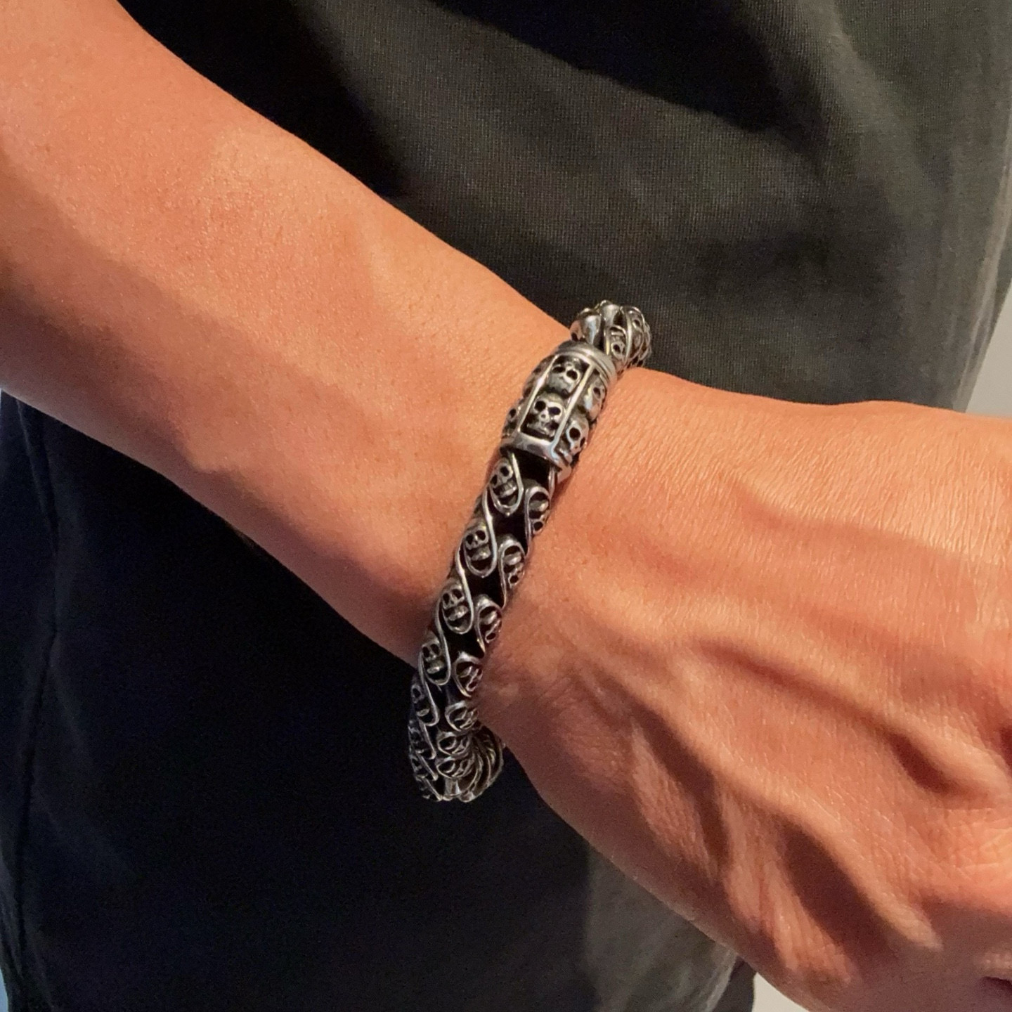 NO:381248,New [Counter Quality] Chrome Hearts Croxin retro old skull bracelet, Kuaishou/ins/Little Red Book popular, different concave and convex and convex design styles present unique. Cross Scout flowers are Croxin's logo, so they last longer. Genuine version Chrome Hearts Croxin, different market ordinary light version, match the quality, look at the details of the letter printing, retro old gray oxygen level. Seiko version!  , jewelry boutique, chrome hearts, chrome hearts, bracelet19860909新款【专柜品质】Chrome Hearts克罗心复古做旧骷髅头手链,快手/ins/小红书热门,凹凸造型不同的花纹设计风格呈现出与众不同 十字架童军花是克罗心的标志 所以更经久不衰 正品打版Chrome Hearts克罗心 区别市场普通轻版 对版对标品质 看字印细节 复古做旧灰氧程度.精工版本！,饰品精品,chrome hearts,chrome hearts,bracelet,Jewelry