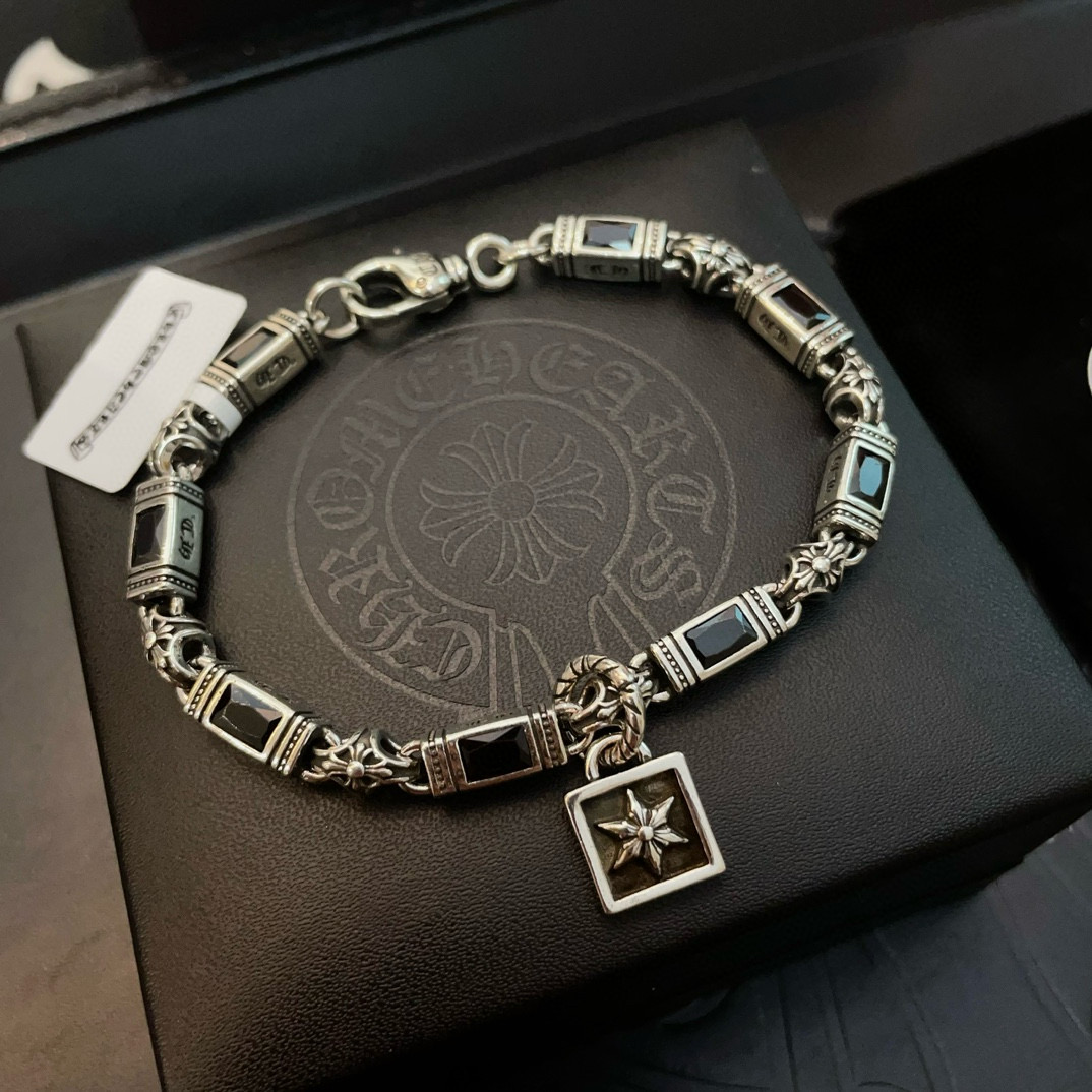 NO:381257,Batch New model [Counter Quality] Chrome Hearts Croxin Diamond Black Diamond Cross Bracelet Different concave and convex and concave design styles present unique cross Scout flowers are Croxin's ambitions, so they last longer. Genuine version Chrome Hearts Croxin Difference to the market ordinary light version, match the quality of the version, look at the details of the letter printing, retro old gray oxygen level. Seiko version!  !  !  Pure handmade ~ Authentic model opening must-have fashion and fashion, both men and women can wear it, same style for couples, original official website, rock punk style silver style, retro elements, trendy and versatile!  , jewelry boutique, chrome hearts, chrome hearts, bracelet19860909批 新款【专柜品质】Chrome Hearts克罗心镶钻黑钻十字架手链 凹凸造型不同的花纹设计风格 呈现出与众不同 十字架 童军花是克罗心的志 所以更经久不衰 正品打版Chrome Hearts克罗心 区别市场普通轻版 对版对标品质 看字印细节 复古做旧灰氧程度.精工版本！！！ 纯手工打造 ～正品开模潮流时尚必备 男女均可佩戴 情侣同款 官网原版 摇滚朋克泰银风格 复古元素 潮流百搭！,饰品精品,chrome hearts,chrome hearts,bracelet,Jewelry