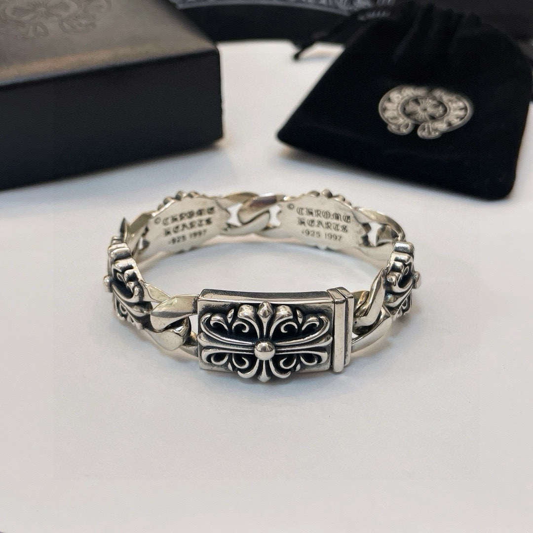 NO:381306,Batch New model [Counter Quality] Chrome Hearts Croxin Classic retro keel bracelet with different pattern design styles of crosses with concave and convex shapes, presenting uniqueness. Cross Scout flowers are Croxin's ambitions, so they last longer. Genuine version of Chrome Hearts Croxin, differentiating the market ordinary light version, matching the quality of the version, looking at the details of the letter printing, retro old gray oxygen level. Seiko version!  !  !  Pure handmade ~ Authentic model opening must-have fashion and fashion, both men and women can wear it, same style for couples, original official website, rock punk style silver style, retro elements, trendy and versatile!  , jewelry boutique, chrome hearts, chrome hearts, bracelet19860909批 新款【专柜品质】Chrome Hearts克罗心 经典复古龙骨手链 十字花凹凸造型不同的花纹设计风格 呈现出与众不同 十字架 童军花是克罗心的志 所以更经久不衰 正品打版Chrome Hearts克罗心 区别市场普通轻版 对版对标品质 看字印细节 复古做旧灰氧程度.精工版本！！！ 纯手工打造 ～正品开模潮流时尚必备 男女均可佩戴 情侣同款 官网原版 摇滚朋克泰银风格 复古元素 潮流百搭！,饰品精品,chrome hearts,chrome hearts,bracelet,Jewelry