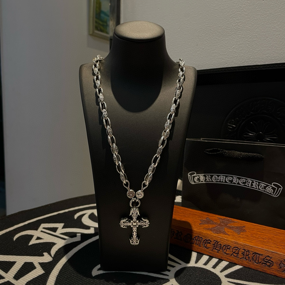 NO:381286,TikTok/Kuaishou/ins/Xiaohongshu/Live Hot, New [Counter Quality] Chrome Hearts Croxin diamond buckle necklace, flame cross pendant, different pattern design styles with concave and concave shapes present uniqueness Cross Scout flowers are Croxin's ambitions, so they last longer. Genuine version of Chrome Hearts Croxin, different from the market ordinary light version, benchmark the quality of the version, look at the details of the letter printing, retro old gray oxygen level. Seiko version!  !  !  Pure handmade ~ Authentic model opening must-have fashion and fashion, both men and women can wear it, same style for couples, original official website, rock punk style silver style, retro elements, trendy and versatile!  , jewelry boutique, chrome hearts, chrome hearts, necklace19860909批 抖音/快手/ins/小红书/直播热门 ,新款【专柜品质】Chrome Hearts克罗心菱形扣项链 ,火焰十字架吊坠,凹凸造型不同的花纹设计风格 呈现出与众不同 十字架 童军花是克罗心的志 所以更经久不衰 正品打版Chrome Hearts克罗心 区别市场普通轻版 对版对标品质 看字印细节 复古做旧灰氧程度.精工版本！！！ 纯手工打造 ～正品开模潮流时尚必备 男女均可佩戴 情侣同款 官网原版 摇滚朋克泰银风格 复古元素 潮流百搭！,饰品精品,chrome hearts,chrome hearts,necklace,Jewelry