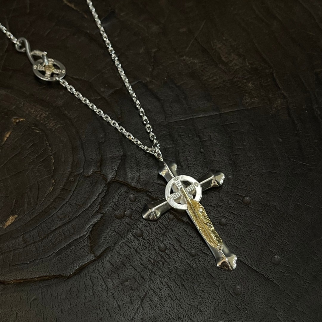 NO:382042,[New Products are on the Shelves] Goro’s Takahashi Goro Feather Cross Pendant, Takahashi Classic Necklace, Top Version, Accepted Exclusive Shooting, Focus on the High-end Market, Kuaishou/ins/Xiaohongshu popular models, absolutely different from ordinary versions!  The details of the picture product are consistent with ZP!  Original production process, precision quality, purely handmade, authentic model opening, fashion essentials, both men and women can wear, same couple style, rock punk silver style, retro elements, trendy and versatile, same style on the official website, fine jewelry, necklace19860909【新品上架】Goro’s高桥吾郎羽毛十字架吊坠,高桥经典项链,顶级版本,认准独家拍摄,主攻高端市场 ,快手/ins/小红书热门款,绝对区别普通版本！图片产品细节与ZP一致！原版制作工艺 精工品质 纯手工打造 ～正品开模潮流时尚必备 男女均可佩戴 情侣款同款 摇滚朋克泰银风格 复古元素 潮流百搭 官网同款,饰品精品,necklace,Jewelry
