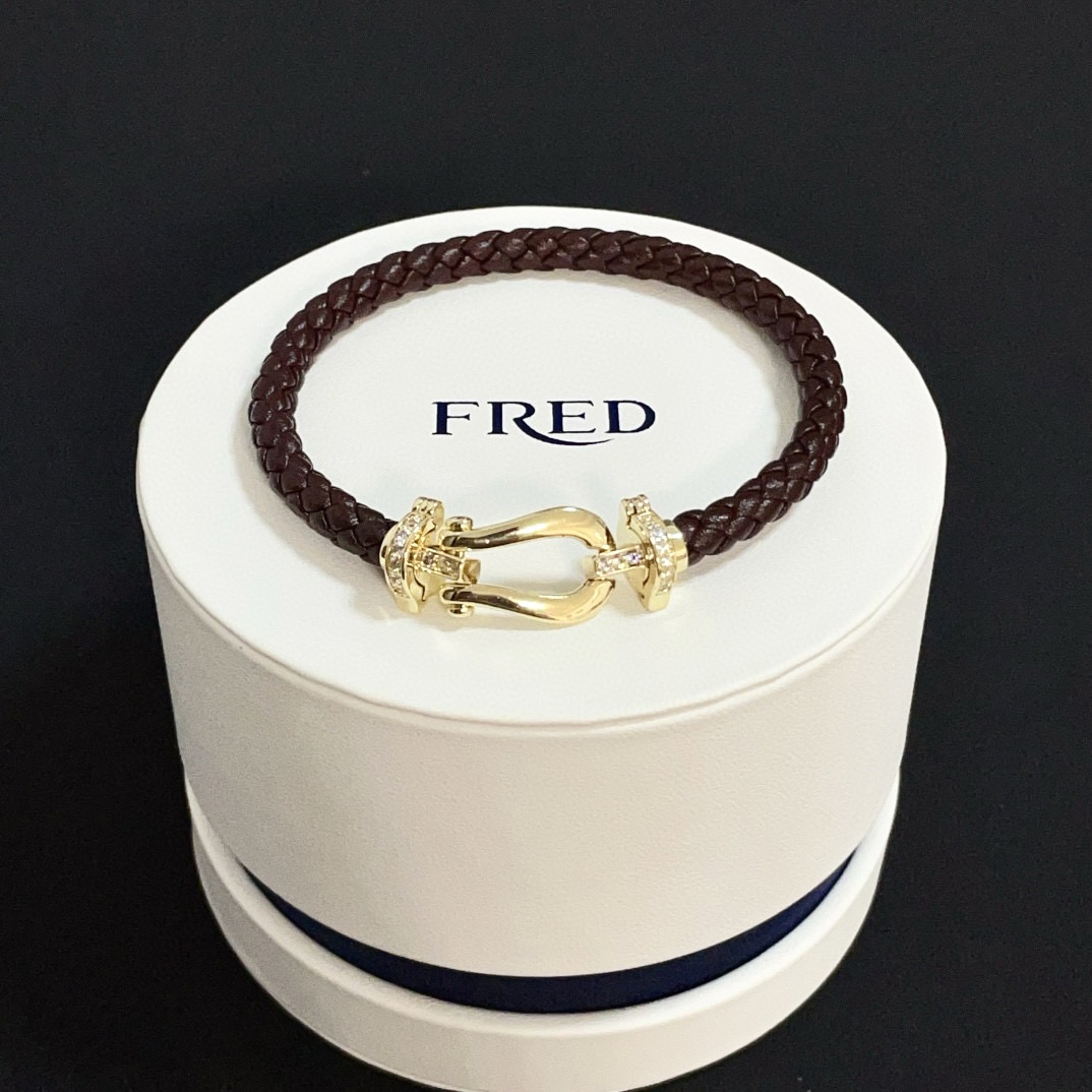 NO:382287,Popular Feredman Diamond Horseshoe Buckle Leather Rope Bracelet Bracelet, classic and versatile, Internet celebrity expert, a must-have item for fashion, fashionable and exquisite, 11 pairs of customized versions, thickened electroplating 18k process, very versatile!  !  , jewelry quality, bracelet19860909火爆 费雷德满钻马蹄扣皮绳手镯手绳,经典百搭,网红达人 时尚一族备必单品,时尚精致,11对版定制,加厚电镀18k工艺,上手效果非常百搭！！,饰品精品,bracelet,Jewelry