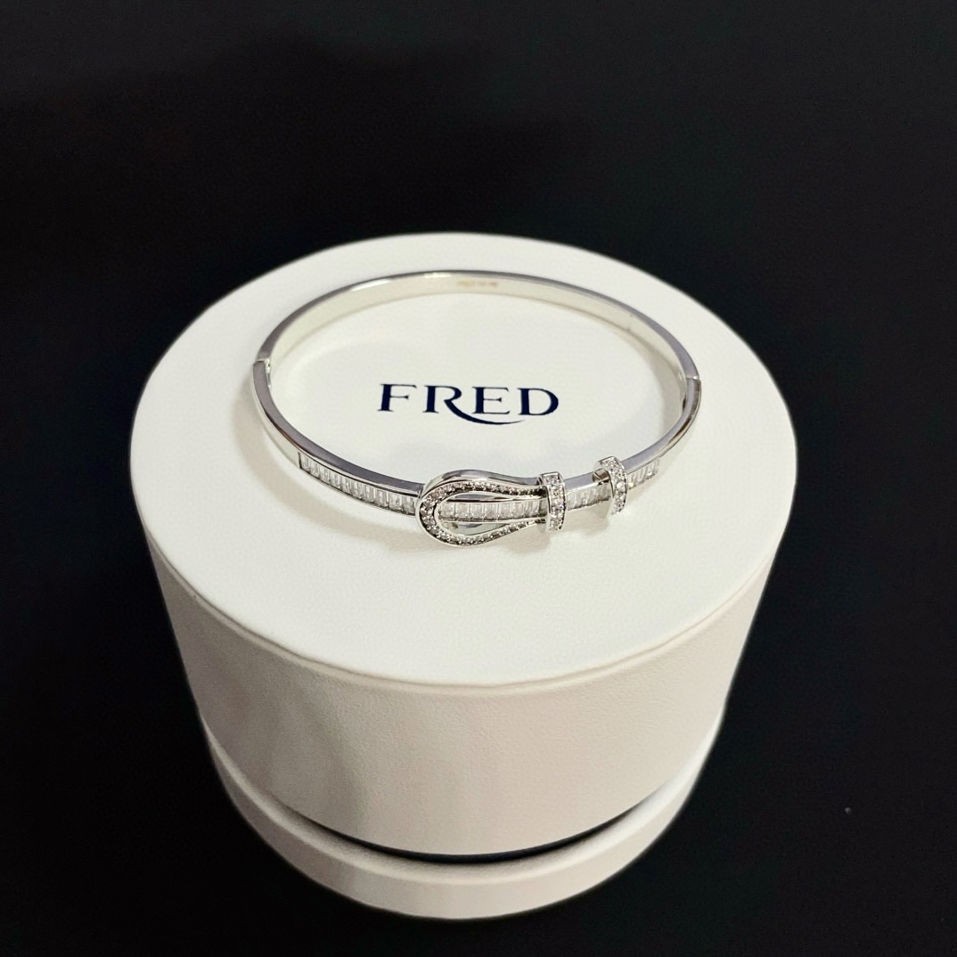 NO:382293,Popular Feredman Diamond Horseshoe Bracelet Bracelet, classic and versatile, Internet celebrity expert, a must-have item for fashion, fashionable and exquisite, 11 pairs of customized versions, the difference is that the ordinary version on the market, thickened electroplating 18k process, the effect is very versatile!  !  Internet celebrity experts A must-have item for fashion, fashionable and exquisite, 11 pairs of customized versions, the difference is that the ordinary version on the market is thickened plating 18k process, and the effect is very versatile!  !  , jewelry quality, bracelet19860909火爆 费雷德满钻马蹄手镯手绳,经典百搭,网红达人 时尚一族备必单品,时尚精致,11对版定制,区别在于市面上普通版本,加厚电镀18k工艺,上手效果非常百搭！！网红达人 时尚一族备必单品,时尚精致,11对版定制,区别在于市面上普通版本,加厚电镀18k工艺,上手效果非常百搭！！,饰品精品,bracelet,Jewelry