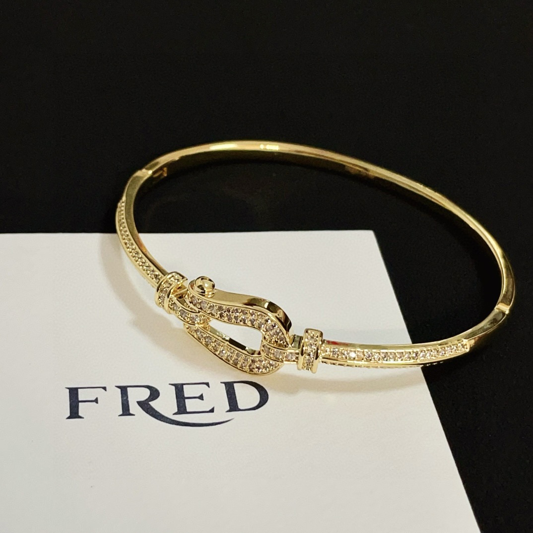 NO:382299,Popular Feredman Diamond Horseshoe Buckle Bracelet Classic and versatile, Internet celebrity expert A must-have item for fashion, fashionable and exquisite, 11 pairs of customized versions, thickened electroplating 18k process, very versatile!  !  , jewelry quality, bracelet19860909火爆 费雷德满钻马蹄扣手镯 经典百搭,网红达人 时尚一族备必单品,时尚精致,11对版定制,加厚电镀18k工艺,上手效果非常百搭！！,饰品精品,bracelet,Jewelry