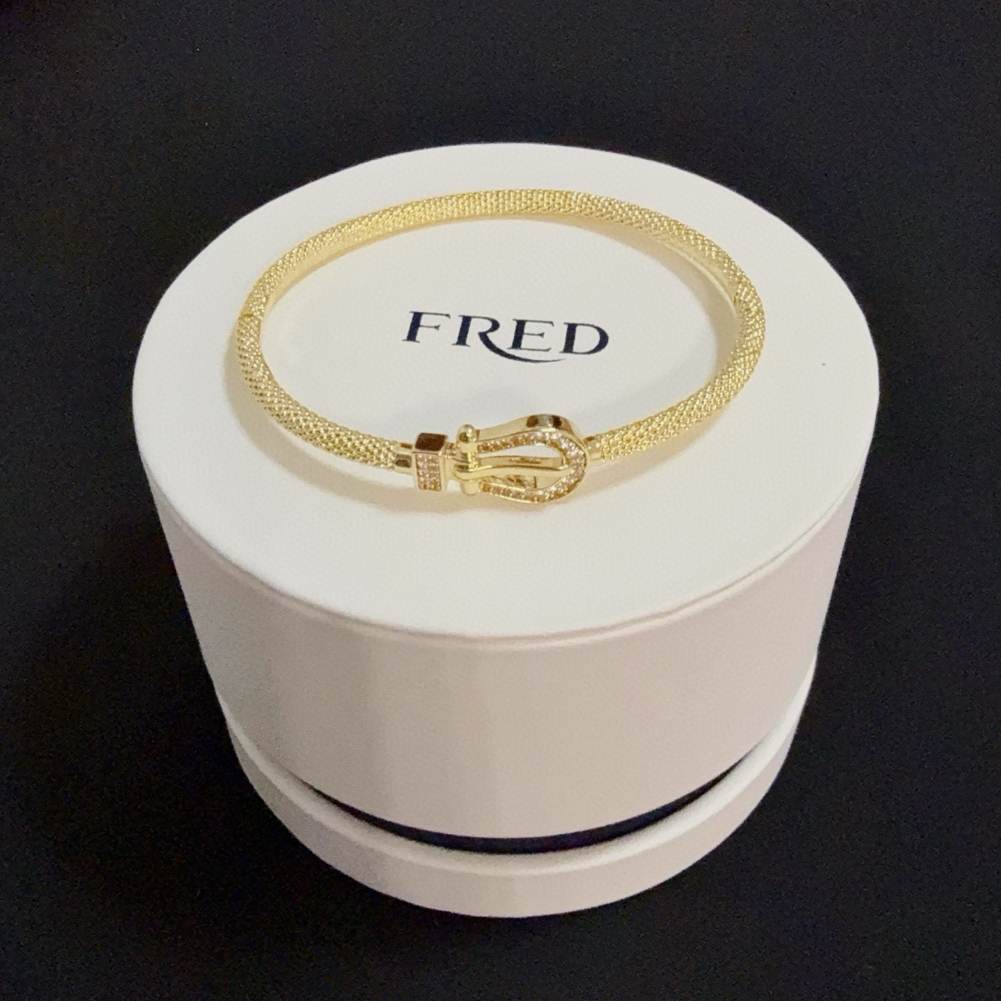 NO:382270,Popular Feredman Diamond Horseshoe Buckle Bracelet Classic and versatile, Internet celebrity expert A must-have item for fashion, fashionable and exquisite, 11 pairs of customized versions, thickened electroplating 18k technology, different from the ordinary version on the market, the effect of getting used is very versatile!  !  , jewelry quality, bracelet19860909火爆 费雷德满钻马蹄扣手镯 经典百搭,网红达人 时尚一族备必单品,时尚精致,11对版定制,加厚电镀18k工艺,区别市面上普通版本上手效果非常百搭！！,饰品精品,bracelet,Jewelry