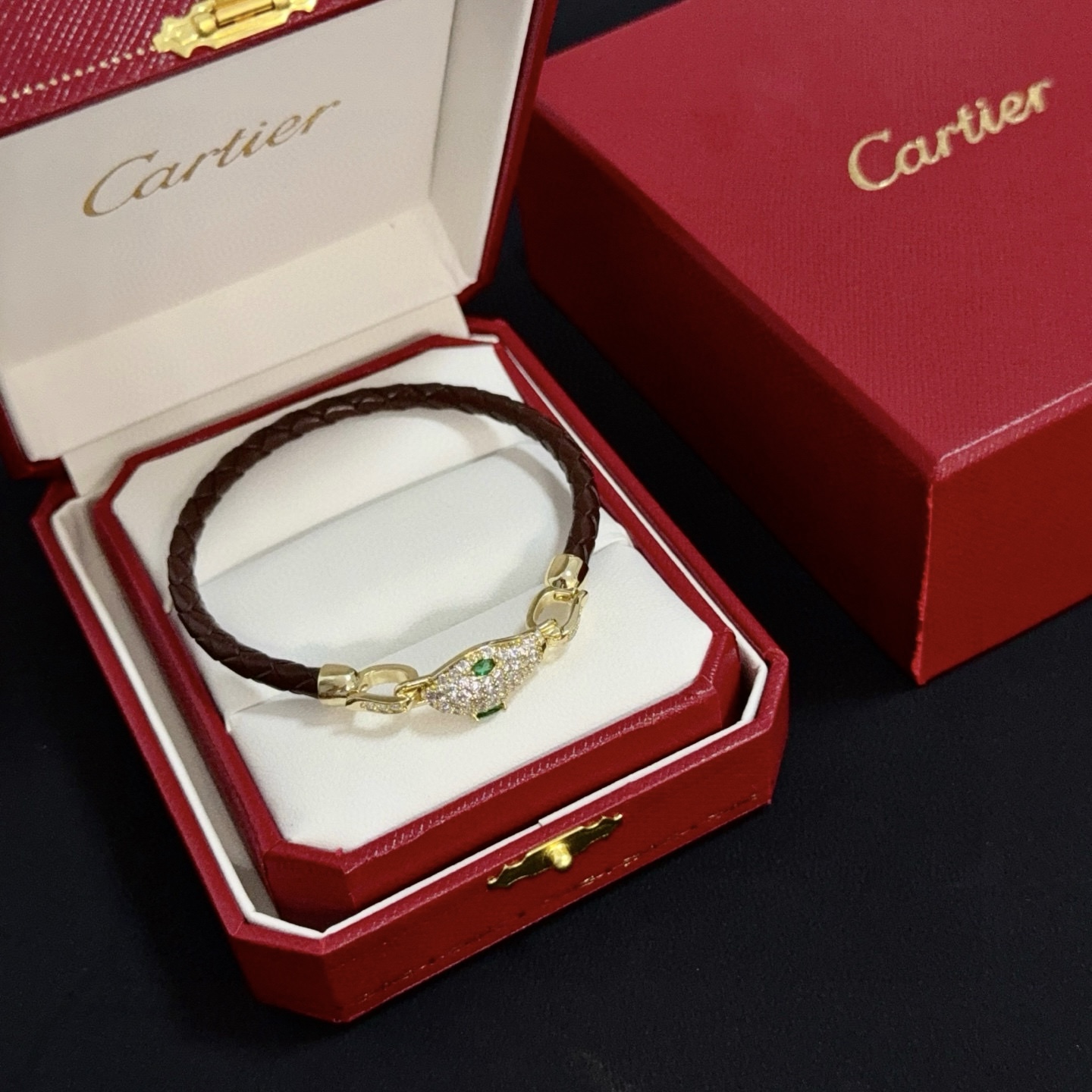 NO:382296,Cartier snake head diamond-inlaid leather rope bracelet high-end customized version diamond inlaid craft V gold material classic and fashionable style reconstructs love aesthetics with sharp lines!  Breaking the convention, diamond-inlaid design creates a high-end ceiling - no need to build glitz, love should be pure as before. Cartier is loved by many celebrities and internet celebrities. The Leopard series bracelet is definitely an eternal classic, and there is no limit on men and women, and no limit on age!  Wear it you are the focus!  , jewelry boutique, cartier, bracelet19860909卡地亚蛇头镶钻皮绳手镯 高端定制版本 镶嵌钻工艺 V金材质 经典而时尚风格 用凌厉线条重构爱情美学！打破常规,镶嵌钻设计反而成就高级感天花板——无需浮华堆砌,爱本应纯粹如初 卡地亚受众多明星网红的爱戴 豹子系列手镯 绝对是永恒经典 而且男女不限 年龄不限 ！戴上它你就是焦点！,饰品精品,cartier,bracelet,Jewelry
