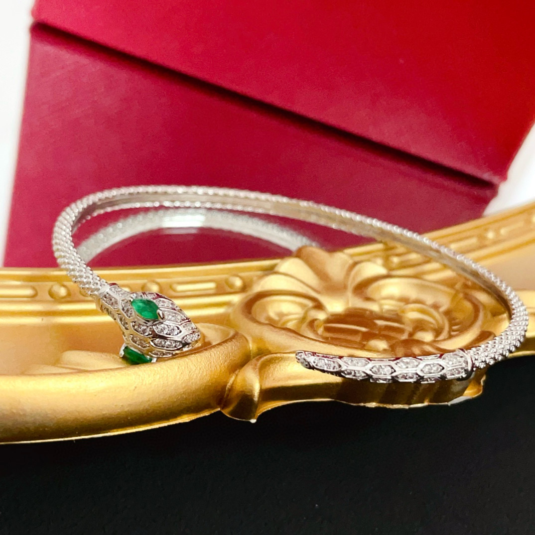 NO:382301,Cartier diamond-set snake head bracelet, high-end customized version, diamond-set craftsmanship, V-gold material, classic and fashionable style, reconstructing love aesthetics with sharp lines!  Breaking the convention, diamond-inlaid design creates a high-end ceiling - no need to build glitz, love should be pure as before. Cartier is loved by many celebrities and internet celebrities. The Leopard series bracelet is definitely an eternal classic, and there is no limit on men and women, and no limit on age!  Wear it you are the focus!  , jewelry boutique, cartier, bracelet19860909卡地亚镶钻蛇头手镯 高端定制版本 镶嵌钻工艺 V金材质 经典而时尚风格 用凌厉线条重构爱情美学！打破常规,镶嵌钻设计反而成就高级感天花板——无需浮华堆砌,爱本应纯粹如初 卡地亚受众多明星网红的爱戴 豹子系列手镯 绝对是永恒经典 而且男女不限 年龄不限 ！戴上它你就是焦点！,饰品精品,cartier,bracelet,Jewelry