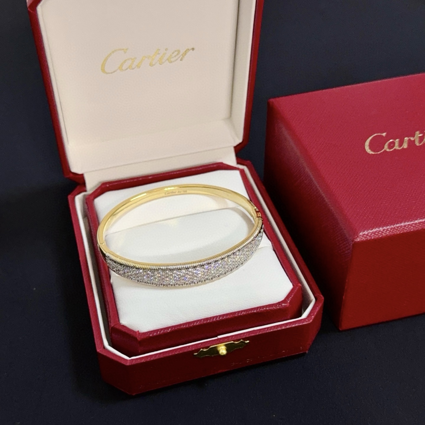 NO:382307,Cartier diamond-set bracelet, high-end customized version, diamond-set craftsmanship, V-gold material, classic and fashionable style, reconstructing love aesthetics with sharp lines!  Breaking the convention, diamond-inlaid design creates a high-end ceiling - no need to build glitz, love should be pure as before. Cartier is loved by many celebrities and internet celebrities. The Leopard series bracelet is definitely an eternal classic, and there is no limit on men and women, and no limit on age!  Wear it you are the focus!  , jewelry boutique, cartier, bracelet19860909卡地亚镶钻手镯 高端定制版本 镶嵌钻工艺 V金材质 经典而时尚风格 用凌厉线条重构爱情美学！打破常规,镶嵌钻设计反而成就高级感天花板——无需浮华堆砌,爱本应纯粹如初 卡地亚受众多明星网红的爱戴 豹子系列手镯 绝对是永恒经典 而且男女不限 年龄不限 ！戴上它你就是焦点！,饰品精品,cartier,bracelet,Jewelry