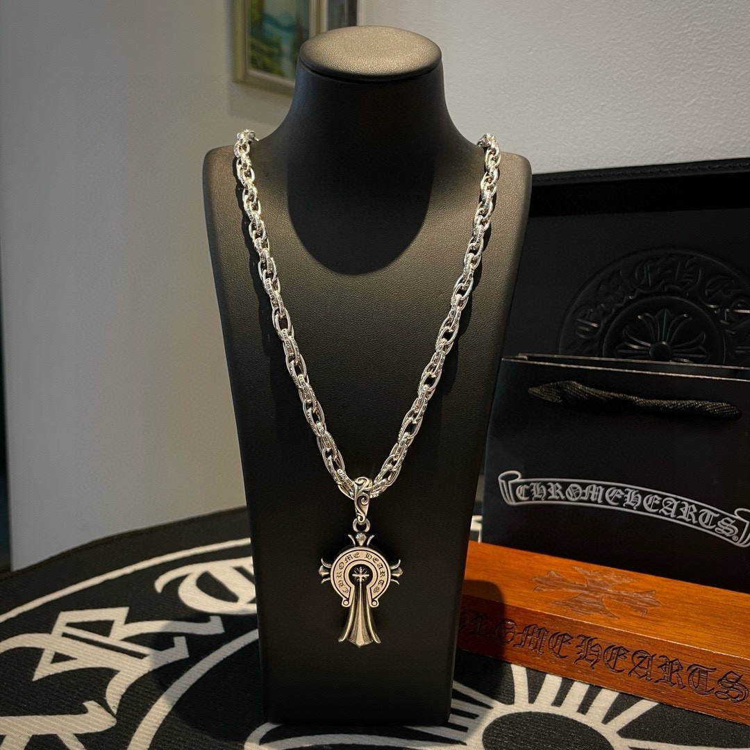 NO:382022,New [Counter Quality] Chrome Hearts Croxin Classic retro buckle necklace Horseshoe print cross pendant Different pattern design styles present unique Cross Scout flowers are Croxin's ambitions, so they last longer. Genuine version Chrome Hearts Croxin Difference to the market ordinary light version, match the quality of the version, look at the details of the letter printing, retro old gray oxygen level. Seiko version!  !  !  Pure handmade ~ Authentic model opening must-have fashion and fashion, both men and women can wear it, same style for couples, original official website, rock punk style silver style, retro elements, trendy and versatile!  , jewelry boutique, chrome hearts, chrome hearts, necklace19860909新款【专柜品质】Chrome Hearts克罗心 经典复古环扣项链 马蹄印十字架吊坠 凹凸造型不同的花纹设计风格 呈现出与众不同 十字架 童军花是克罗心的志 所以更经久不衰 正品打版Chrome Hearts克罗心 区别市场普通轻版 对版对标品质 看字印细节 复古做旧灰氧程度.精工版本！！！ 纯手工打造 ～正品开模潮流时尚必备 男女均可佩戴 情侣同款 官网原版 摇滚朋克泰银风格 复古元素 潮流百搭！,饰品精品,chrome hearts,chrome hearts,necklace,Jewelry