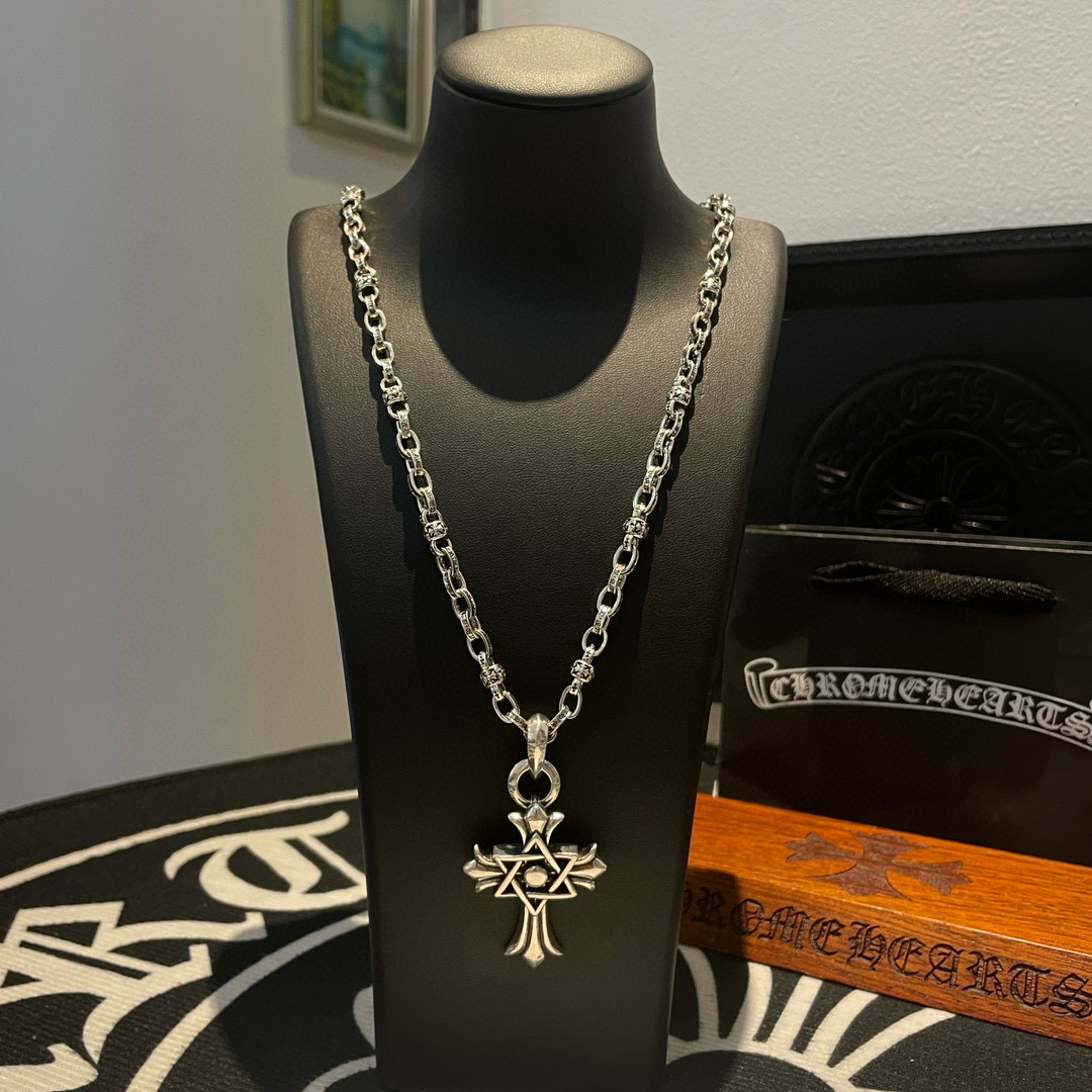 NO:382026,New models [Counter Quality] Chrome Hearts Croxin classic retro cross ball necklace Cross pendant Different pattern design styles present unique Cross Scout flowers are Croxin's ambitions, so they last longer. Genuine version Chrome Hearts Croxin is different from the market ordinary light version, match the quality of the version, look at the details of the letter printing, retro old gray oxygen level. Seiko version!  !  !  Pure handmade ~ Authentic model opening must-have fashion and fashion, both men and women can wear it, same style for couples, original official website, rock punk style silver style, retro elements, trendy and versatile!  , jewelry boutique, chrome hearts, chrome hearts, necklace19860909批新款【专柜品质】Chrome Hearts克罗心经典复古十字花球项链 十字架吊坠 凹凸造型不同的花纹设计风格 呈现出与众不同 十字架 童军花是克罗心的志 所以更经久不衰 正品打版Chrome Hearts克罗心 区别市场普通轻版 对版对标品质 看字印细节 复古做旧灰氧程度.精工版本！！！ 纯手工打造 ～正品开模潮流时尚必备 男女均可佩戴 情侣同款 官网原版 摇滚朋克泰银风格 复古元素 潮流百搭！,饰品精品,chrome hearts,chrome hearts,necklace,Jewelry