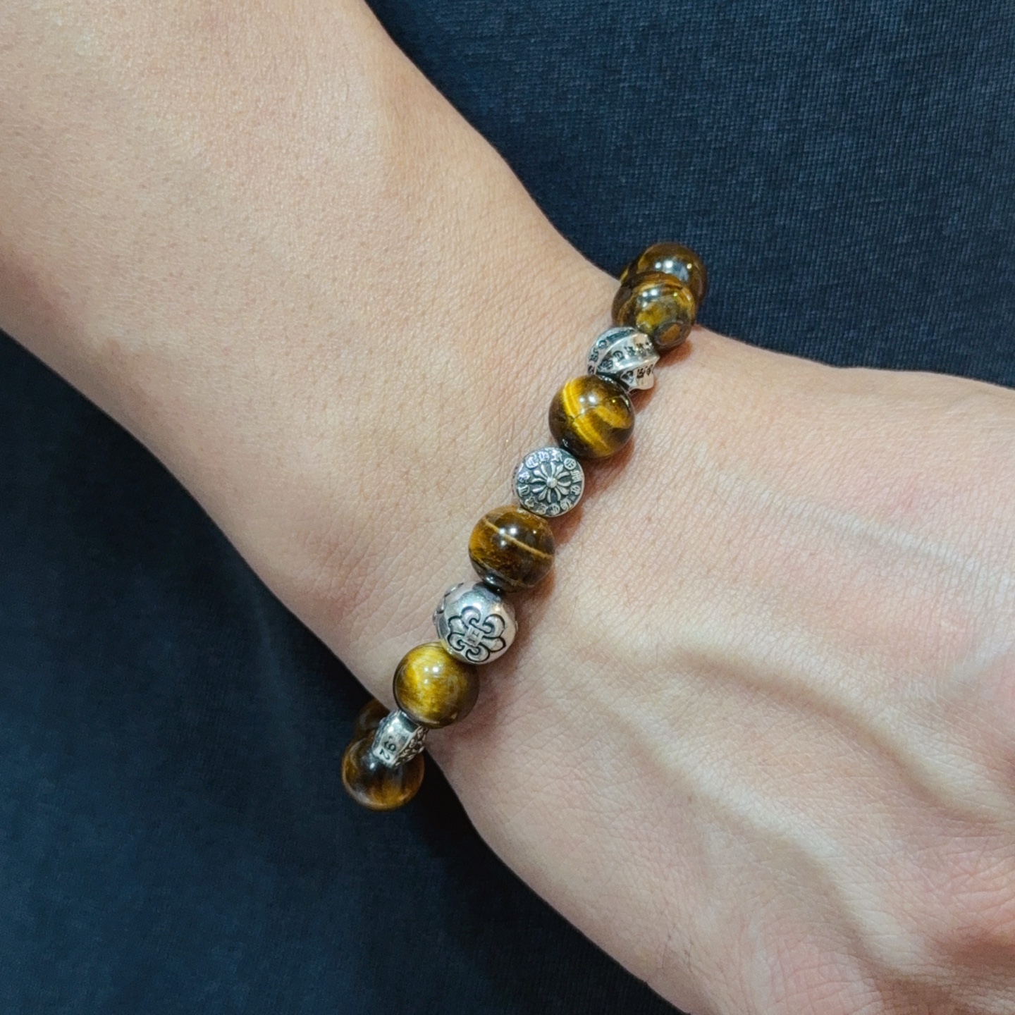 NO:385231,New [Counter Quality] Chrome Hearts Croxin Classic retro multi-element tiger-eye stone bracelet bracelet with different concave and convex shapes presents unique styles Cross Scout flowers are Croxin's ambitions, so they last longer. Genuine version of Chrome Hearts Croxin, different from the market ordinary light version, benchmark the quality of the version, look at the details of the letter printing, the degree of retro old gray oxygen. Seiko version!  !  !  Pure handmade ~ Authentic model opening must-have fashion and fashion, both men and women can wear it, same style for couples, original official website, rock punk style silver style, retro elements, trendy and versatile!  , jewelry boutique, chrome hearts, chrome hearts, bracelet19860909新款【专柜品质】Chrome Hearts克罗心 经典复古多元素虎眼石手链手串,凹凸造型不同的花纹设计风格 呈现出与众不同 十字架 童军花是克罗心的志 所以更经久不衰 正品打版Chrome Hearts克罗心 区别市场普通轻版 对版对标品质 看字印细节 复古做旧灰氧程度.精工版本！！！ 纯手工打造 ～正品开模潮流时尚必备 男女均可佩戴 情侣同款 官网原版 摇滚朋克泰银风格 复古元素 潮流百搭！,饰品精品,chrome hearts,chrome hearts,bracelet,Jewelry