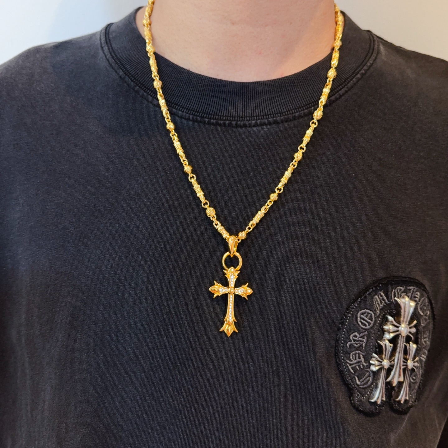 NO:385243,New [Counter Quality] Chrome Hearts Croxin classic retro cross ball necklace Cross pendant Different pattern design styles present unique Cross Scout flowers are Croxin's ambitions, so they last longer. Genuine version Chrome Hearts Croxin is different from the market ordinary light version, match the quality of the version, look at the details of the letter printing, retro old gray oxygen level. Seiko version!  !  !  Pure handmade ~ Authentic model opening must-have fashion and fashion, both men and women can wear it, same style for couples, original official website, rock punk style silver style, retro elements, trendy and versatile!  , jewelry boutique, chrome hearts, chrome hearts, necklace19860909新款【专柜品质】Chrome Hearts克罗心经典复古十字花球项链 十字架吊坠 凹凸造型不同的花纹设计风格 呈现出与众不同 十字架 童军花是克罗心的志 所以更经久不衰 正品打版Chrome Hearts克罗心 区别市场普通轻版 对版对标品质 看字印细节 复古做旧灰氧程度.精工版本！！！ 纯手工打造 ～正品开模潮流时尚必备 男女均可佩戴 情侣同款 官网原版 摇滚朋克泰银风格 复古元素 潮流百搭！,饰品精品,chrome hearts,chrome hearts,necklace,Jewelry