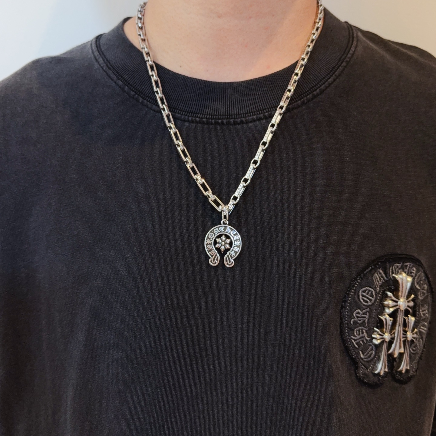 NO:385250,New [Counter Quality] Chrome Hearts Retro Cross Necklace, Horseshoe Print Hexagram Pendant, Different Concave and Convex Scout Flowers are Croxin's ambition, so they last forever. Genuine version of Chrome Hearts, Different from the market, Benchmarking the quality, Look at the details of the letter printing, Retro and old gray oxygen level. Seiko version!  !  !  Pure handmade ~ Authentic model opening must-have fashion and fashion, both men and women can wear it, same style for couples, original official website, rock punk style silver style, retro elements, trendy and versatile!  , jewelry boutique, chrome hearts, chrome hearts, necklace19860909新款【专柜品质】Chrome Hearts克罗心复古十字架项链 马蹄印六芒星吊坠 凹凸造型不同的花纹设计风格 呈现出与众不同 十字架 童军花是克罗心的志 所以更经久不衰 正品打版Chrome Hearts克罗心 区别市场普通轻版 对版对标品质 看字印细节 复古做旧灰氧程度.精工版本！！！ 纯手工打造 ～正品开模潮流时尚必备 男女均可佩戴 情侣同款 官网原版 摇滚朋克泰银风格 复古元素 潮流百搭！,饰品精品,chrome hearts,chrome hearts,necklace,Jewelry