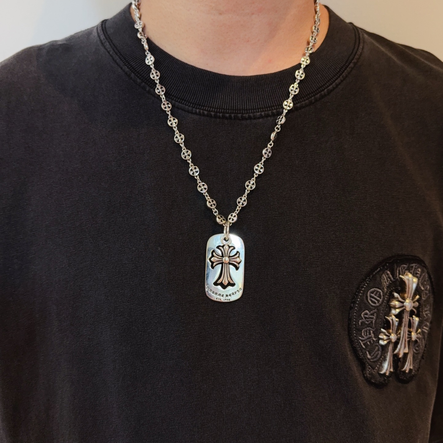 NO:385261,New [Counter Quality] Chrome Hearts Retro Cross Flower Ball Necklace Square Cross Pendant Different Concave and Convex Scout Flowers Presents Different from Others Cross Scout Flowers are Croxin's ambitions, so they last longer. Genuine Chrome Hearts Croxin Difference to the market ordinary light version, match the quality of the version, look at the details of the letter printing, the degree of retro old gray oxygen. Seiko version!  !  !  Pure handmade ~ Authentic model opening must-have fashion and fashion, both men and women can wear it, same style for couples, original official website, rock punk style silver style, retro elements, trendy and versatile!  , jewelry boutique, chrome hearts, chrome hearts, necklace19860909新款【专柜品质】Chrome Hearts克罗心复古十字花球项链 方牌十字架吊坠 凹凸造型不同的花纹设计风格 呈现出与众不同 十字架 童军花是克罗心的志 所以更经久不衰 正品打版Chrome Hearts克罗心 区别市场普通轻版 对版对标品质 看字印细节 复古做旧灰氧程度.精工版本！！！ 纯手工打造 ～正品开模潮流时尚必备 男女均可佩戴 情侣同款 官网原版 摇滚朋克泰银风格 复古元素 潮流百搭！,饰品精品,chrome hearts,chrome hearts,necklace,Jewelry