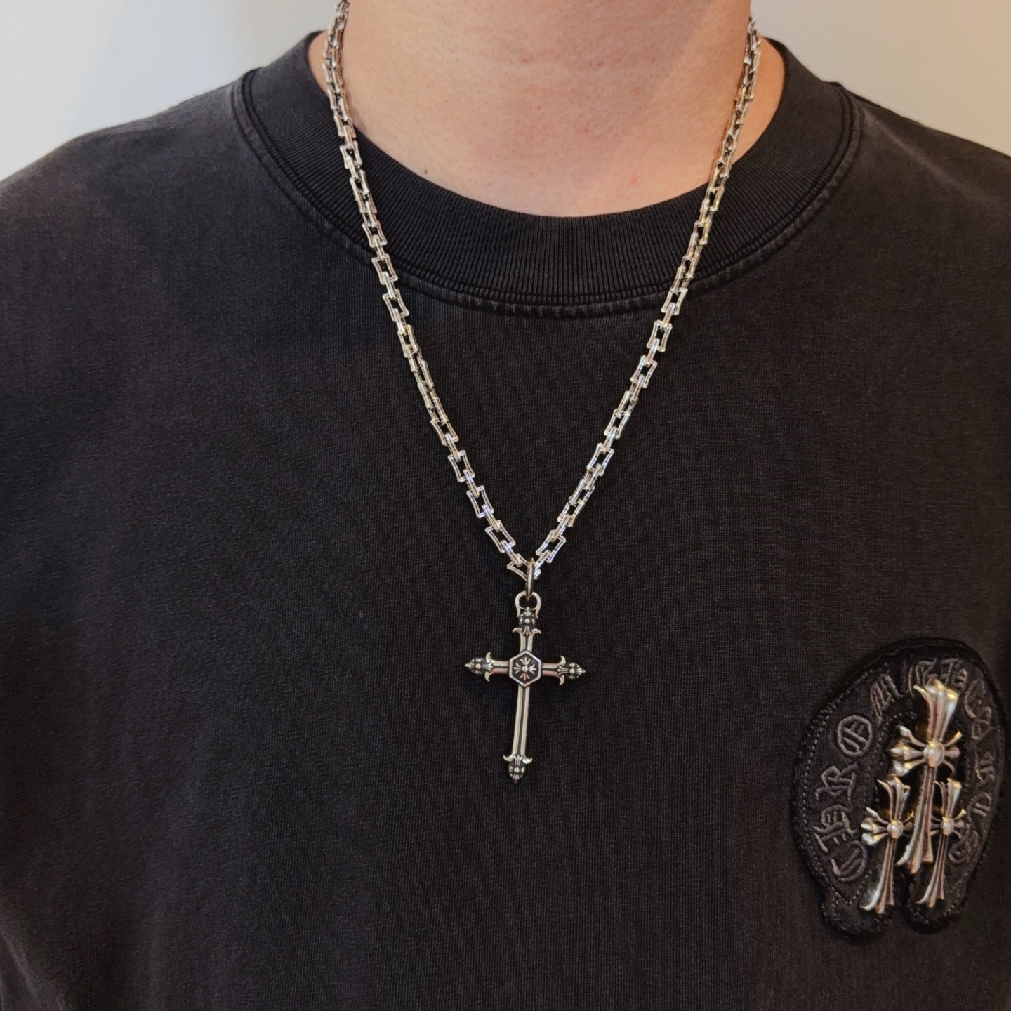 NO:385280,New [Counter Quality] Chrome Hearts Retro Cross Necklace Cross Pendant Cross Pendant Different Concave and Convex Scout Flowers are Croxin's ambitions, so they last longer. Genuine version of Chrome Hearts Croxin, differentiated from the market, benchmarked on the quality of the version, looking at the details of the letter printing, retro old gray oxygen level. Seiko version!  !  !  Pure handmade ~ Authentic model opening must-have fashion and fashion, both men and women can wear it, same style for couples, original official website, rock punk style silver style, retro elements, trendy and versatile!  , jewelry boutique, chrome hearts, chrome hearts, necklace19860909新款【专柜品质】Chrome Hearts克罗心复古十字架项链 十字架吊坠 凹凸造型不同的花纹设计风格 呈现出与众不同 十字架 童军花是克罗心的志 所以更经久不衰 正品打版Chrome Hearts克罗心 区别市场普通轻版 对版对标品质 看字印细节 复古做旧灰氧程度.精工版本！！！ 纯手工打造 ～正品开模潮流时尚必备 男女均可佩戴 情侣同款 官网原版 摇滚朋克泰银风格 复古元素 潮流百搭！,饰品精品,chrome hearts,chrome hearts,necklace,Jewelry