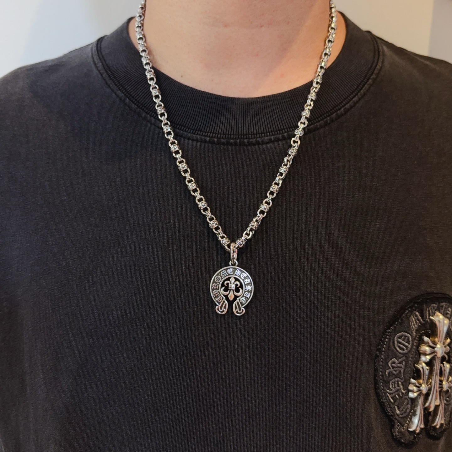 NO:385294,New [Counter Quality] Chrome Hearts retro cross ball necklace, horseshoe print scout flower pendant, different pattern design styles with concave and convex shapes, presenting uniqueness, cross, Scout flower is Crowe's ambition, so it lasts for a long time, genuine version of Chrome Hearts, differentiates the market, matches the quality, looks at the details of the letter printing, retro, old gray oxygen level. Seiko version!  !  !  Pure handmade ~ Authentic model opening must-have fashion and fashion, both men and women can wear it, same style for couples, original official website, rock punk style silver style, retro elements, trendy and versatile!  , jewelry boutique, chrome hearts, chrome hearts, necklace19860909新款【专柜品质】Chrome Hearts克罗心复古十字花球项链 马蹄印童军花吊坠 凹凸造型不同的花纹设计风格 呈现出与众不同 十字架 童军花是克罗心的志 所以更经久不衰 正品打版Chrome Hearts克罗心 区别市场普通轻版 对版对标品质 看字印细节 复古做旧灰氧程度.精工版本！！！ 纯手工打造 ～正品开模潮流时尚必备 男女均可佩戴 情侣同款 官网原版 摇滚朋克泰银风格 复古元素 潮流百搭！,饰品精品,chrome hearts,chrome hearts,necklace,Jewelry