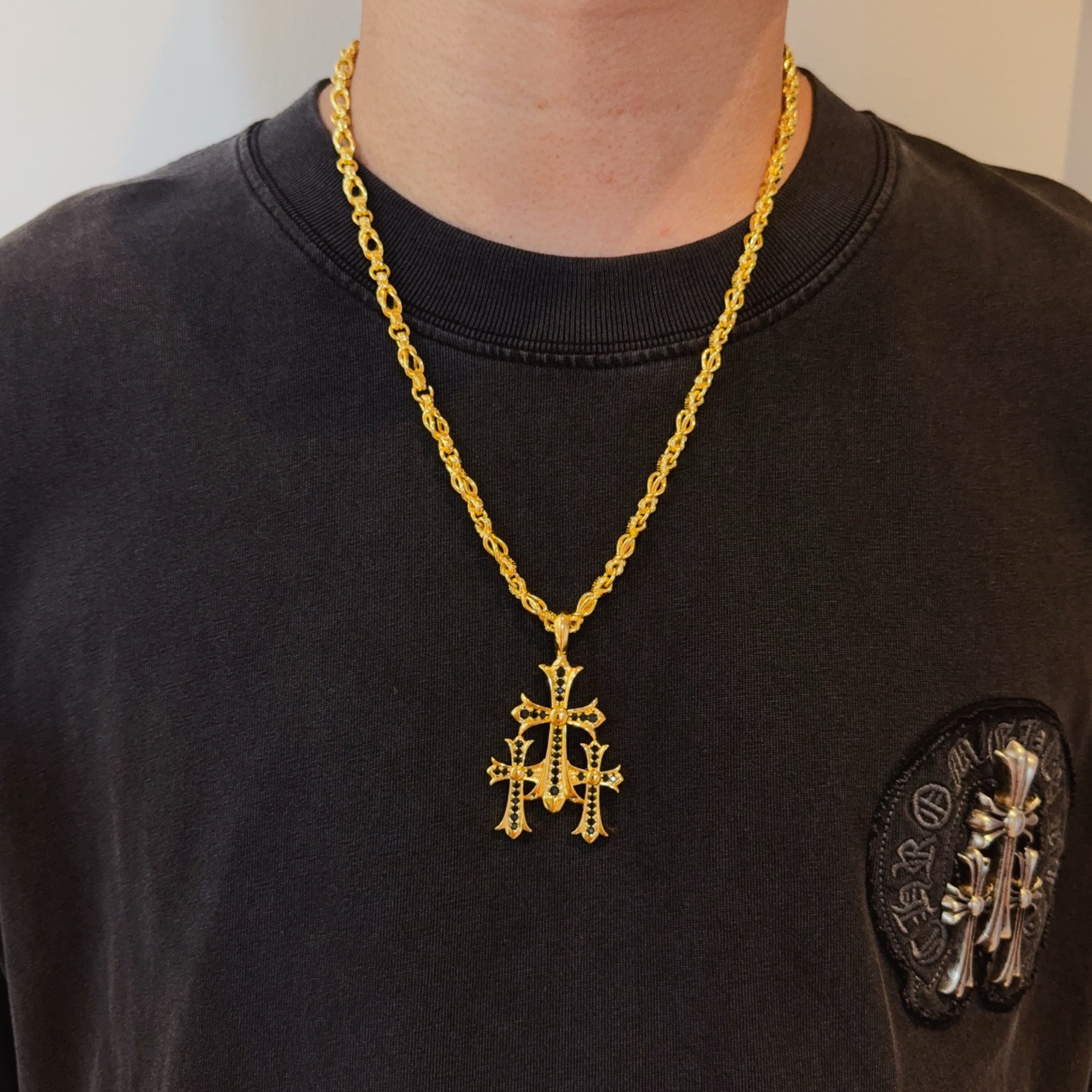 NO:385307,New [Counter Quality] Chrome Hearts Croxin Multi-element Retro Cross Necklace, Black Diamond Thirty Cross Pendant, Different Concave and Convex and Convex Design Styles, Showing a unique style. Cross Scout Flower is Croxin's ambition, so it lasts for a long time. Genuine version of Chrome Hearts Croxin, differentiated from the market, benchmarked on the quality of the version, looked at the details of the letter printing, retro, old gray oxygen level. Seiko version!  !  !  Pure handmade ~ Authentic model opening must-have fashion and fashion, both men and women can wear it, same style for couples, original official website, rock punk style silver style, retro elements, trendy and versatile!  , jewelry boutique, chrome hearts, chrome hearts, necklace19860909新款【专柜品质】Chrome Hearts克罗心多元素复古十字架项链 黑钻三十十字架吊坠 凹凸造型不同的花纹设计风格 呈现出与众不同 十字架 童军花是克罗心的志 所以更经久不衰 正品打版Chrome Hearts克罗心 区别市场普通轻版 对版对标品质 看字印细节 复古做旧灰氧程度.精工版本！！！ 纯手工打造 ～正品开模潮流时尚必备 男女均可佩戴 情侣同款 官网原版 摇滚朋克泰银风格 复古元素 潮流百搭！,饰品精品,chrome hearts,chrome hearts,necklace,Jewelry