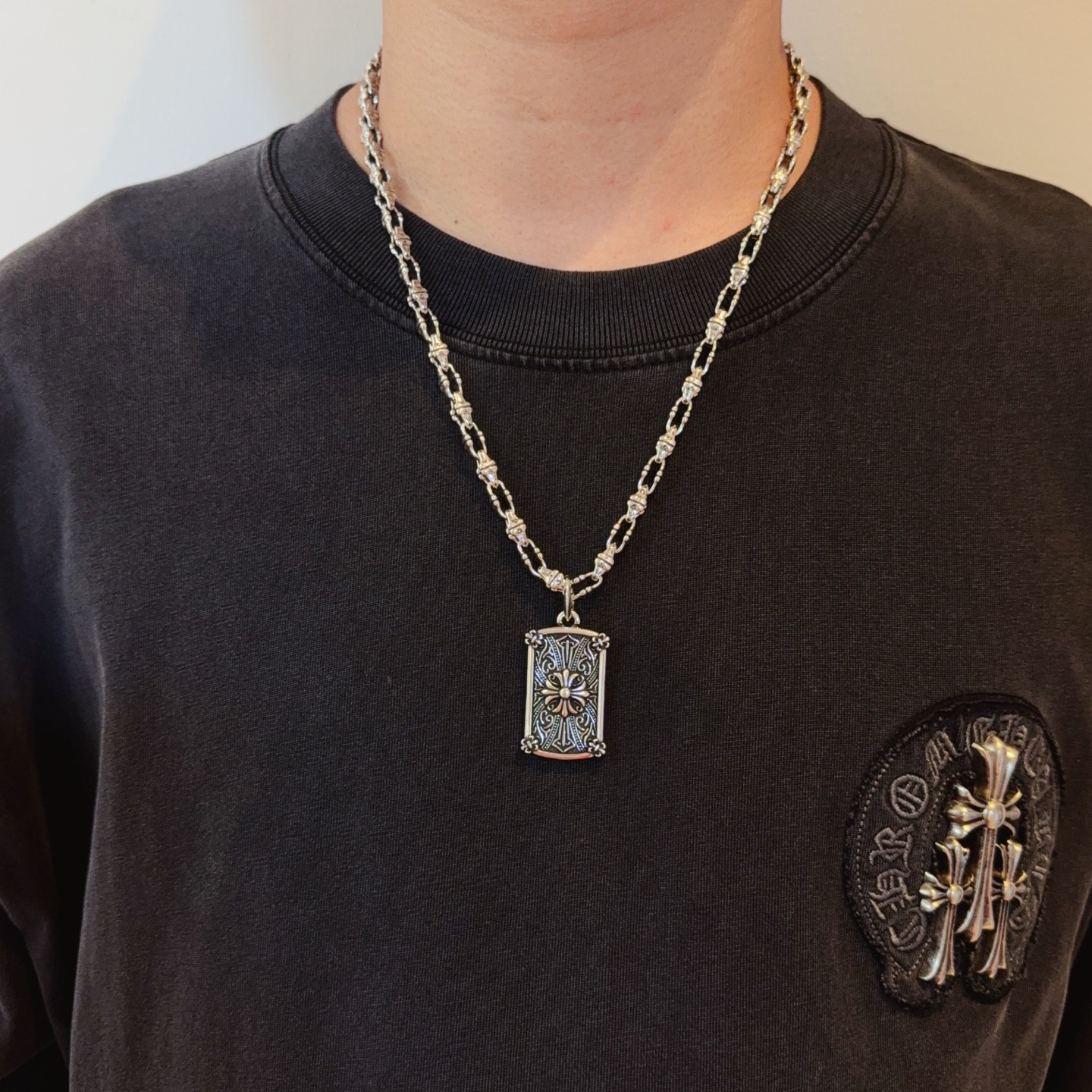 NO:385320,New [Counter Quality] Chrome Hearts Retro Cross Necklace Square Cross Flower Pendant Different Concave and Convex Scout Flowers Presents Different Cross Scout Flowers are Croxin's ambitions, so they last longer. Genuine Chrome Hearts Croxin Difference to the market ordinary light version, match the quality of the version, look at the details of the letter printing, the degree of retro old gray oxygen. Seiko version!  !  !  Pure handmade ~ Authentic model opening must-have fashion and fashion, both men and women can wear it, same style for couples, original official website, rock punk style silver style, retro elements, trendy and versatile!  , jewelry boutique, chrome hearts, chrome hearts, necklace19860909新款【专柜品质】Chrome Hearts克罗心复古十字架项链 方牌十字花吊坠 凹凸造型不同的花纹设计风格 呈现出与众不同 十字架 童军花是克罗心的志 所以更经久不衰 正品打版Chrome Hearts克罗心 区别市场普通轻版 对版对标品质 看字印细节 复古做旧灰氧程度.精工版本！！！ 纯手工打造 ～正品开模潮流时尚必备 男女均可佩戴 情侣同款 官网原版 摇滚朋克泰银风格 复古元素 潮流百搭！,饰品精品,chrome hearts,chrome hearts,necklace,Jewelry